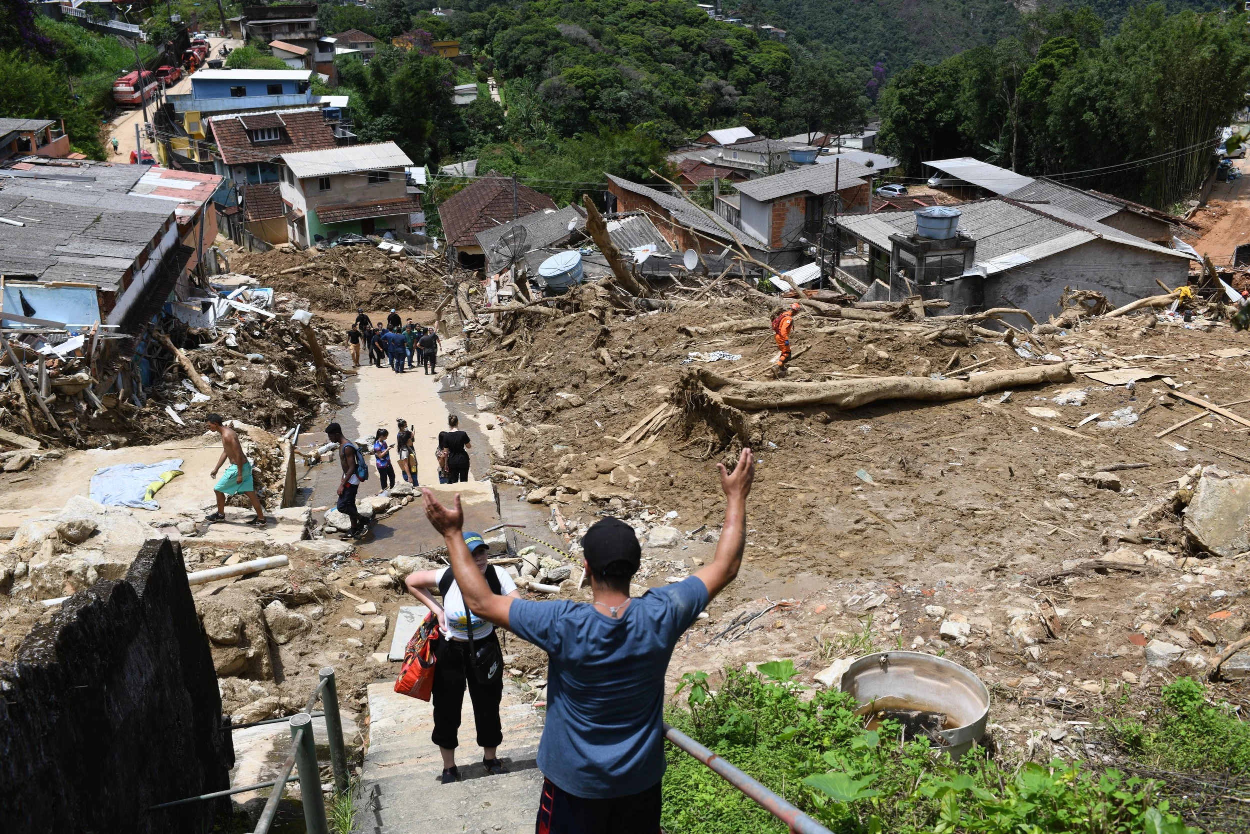  Um homem gesticula enquanto relembra os dois deslizamentos na Vila Felipe. 21 Fev, 2022. 