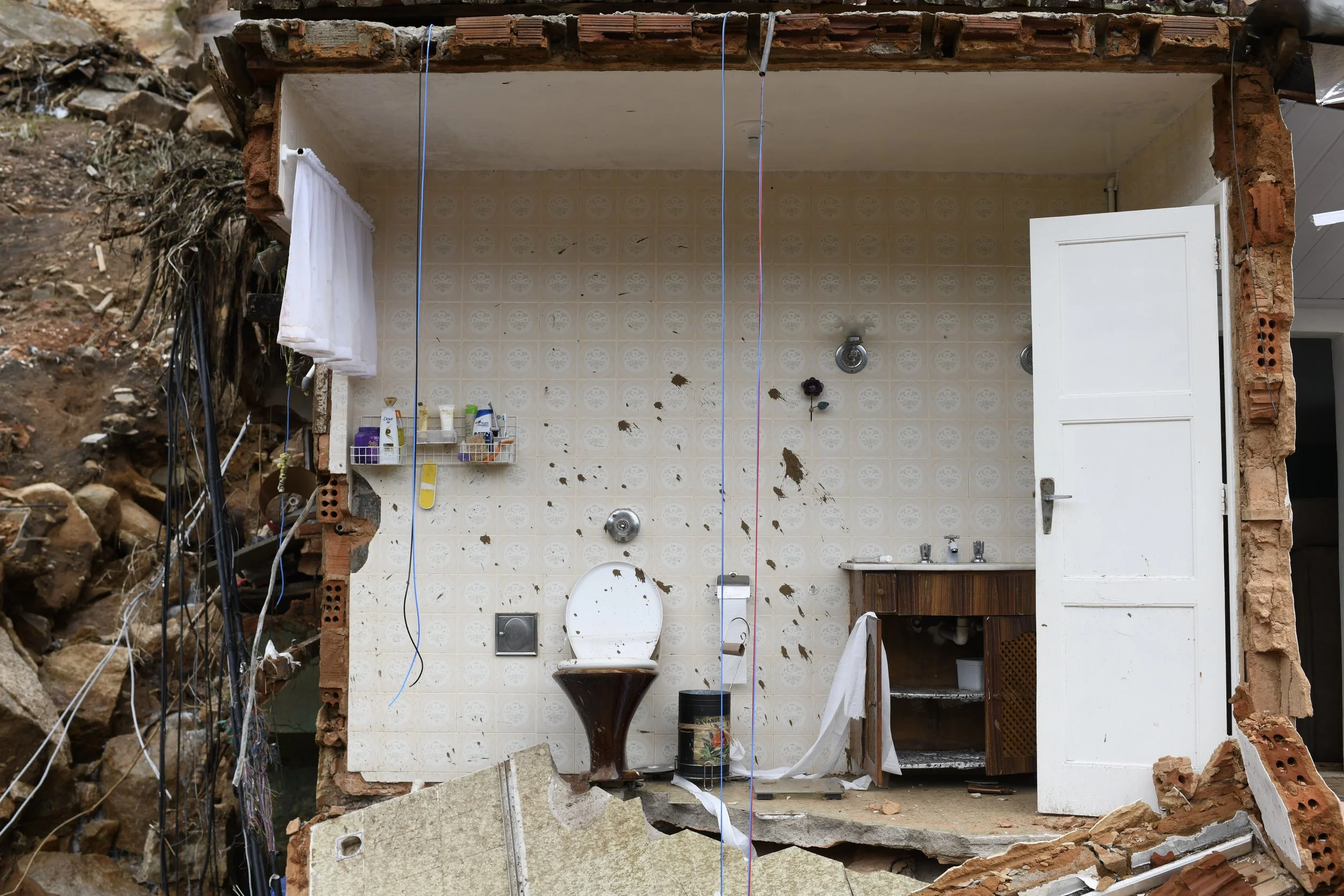  O banheiro da casa de Tânia ficou pela metade depois que uma barreira deslizou ao lado de sua casa, em Caxambu, bairro central de Petrópolis. Tânia e neta foram levadas pela lama mas sobreviveram. 18 Fev, 2022. 