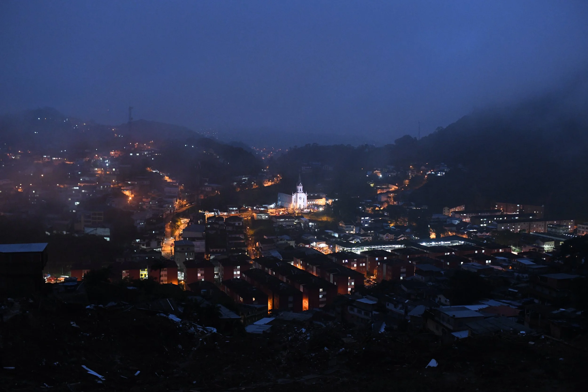  A igreja que se tornou base de apoio e parte da cidade de Petrópolis são vistas do alto do Morro da Oficina. 18 Fev, 2022.   Voltar para   SOCIO-ENVIRONMENTAL   ISSUES   
