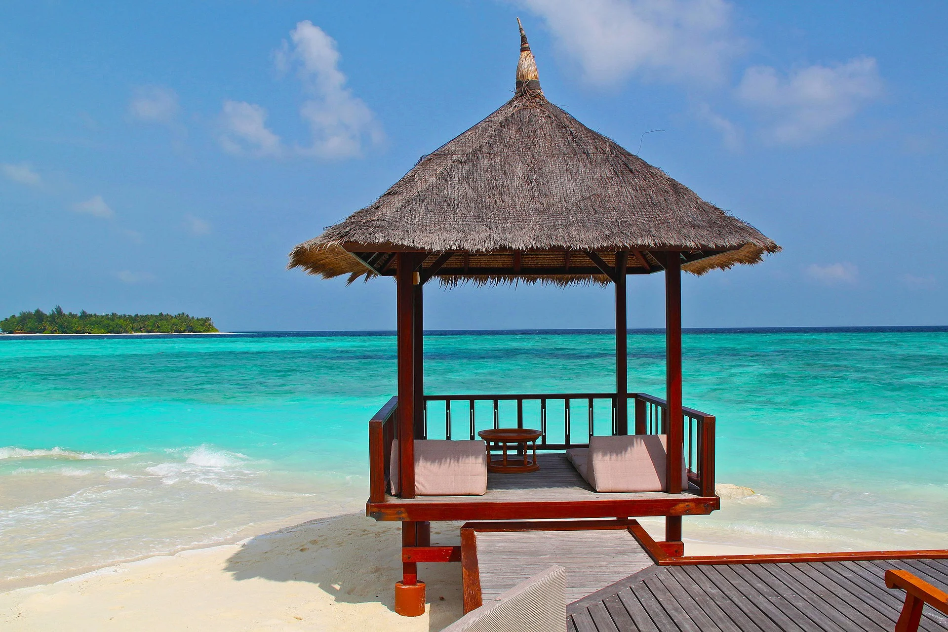 beach-hut-237489_1920.jpg