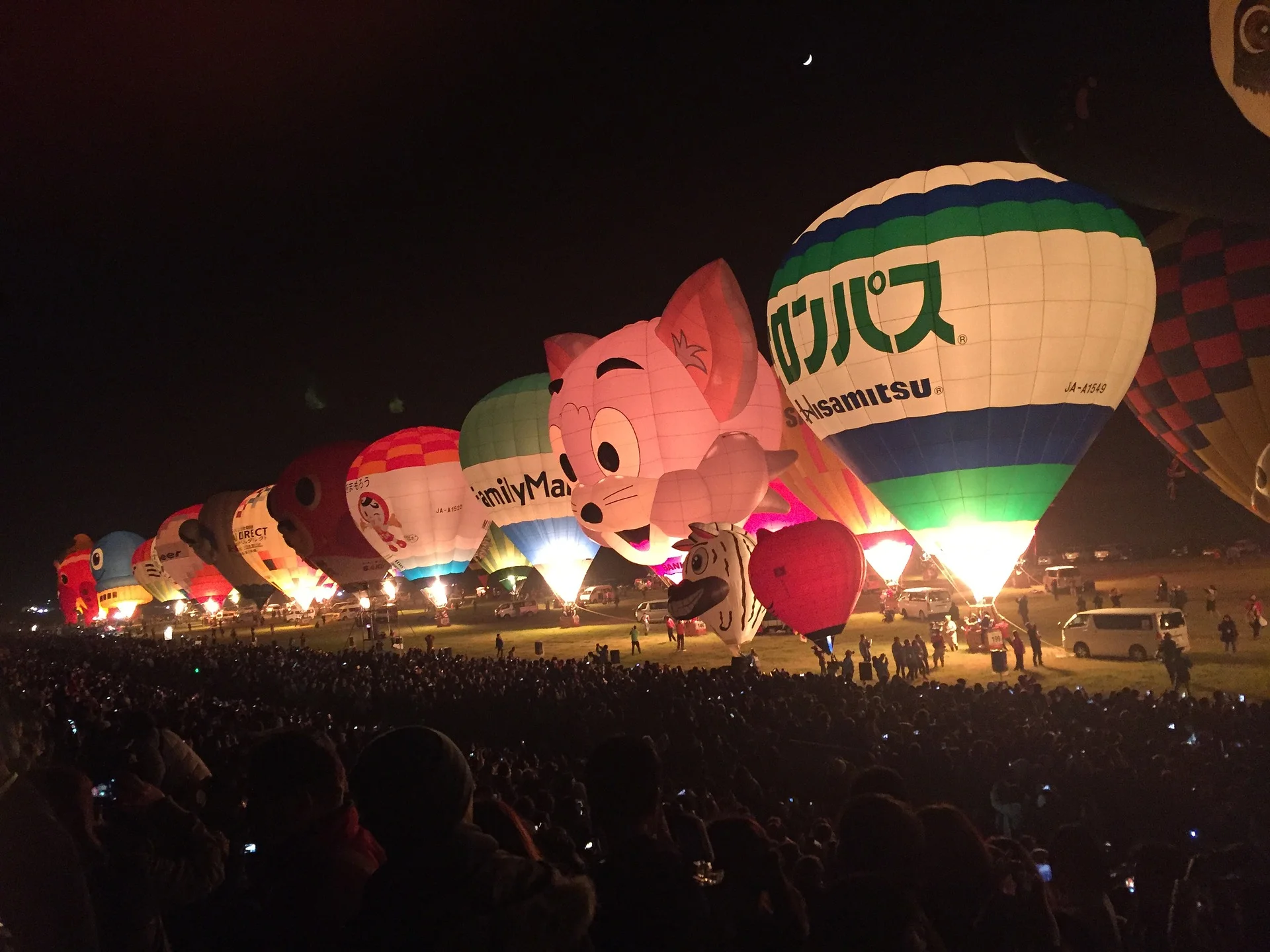 hot-air-balloon-2329229_1920.jpg