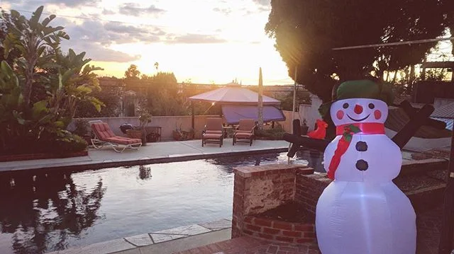 Saying goodbye to the festive decor 👋🏽⛄️🌲 Till next year! .
.
#losangeles #eaglerock #christmasseason #byebyetree #snowman #california #winter