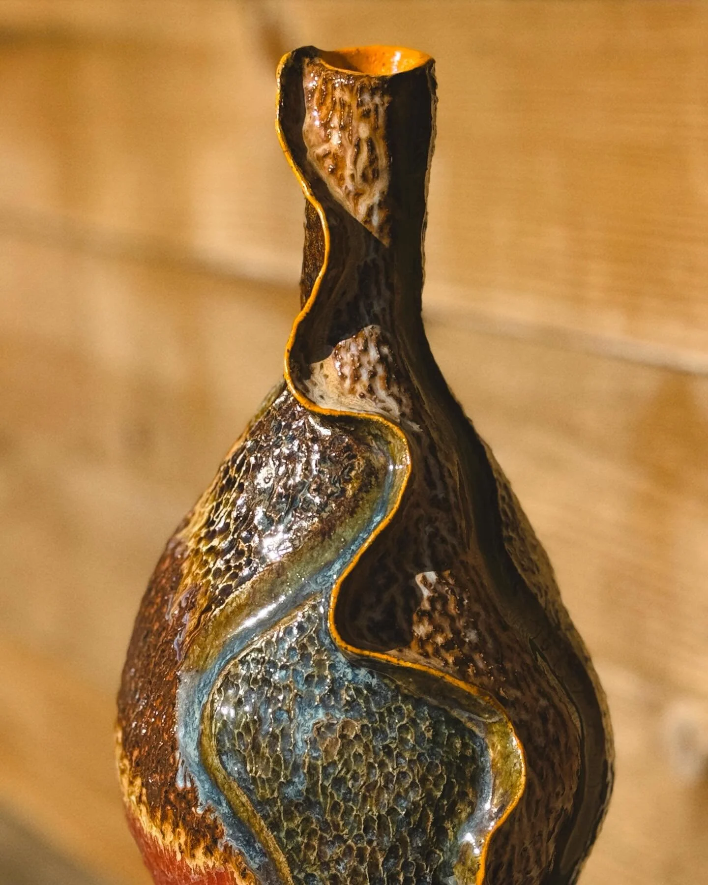✨ She definitely shines ✨ 
.
La Luna Mallow, Desert Lavender, Gilia @mami_natives 
.
Glazes: 
bright orange UG
zinc free clear
honey flux
dark green
albany slip brown
oatmeal
ancient jasper
satin oribe
snapdragon
.
#handbuiltceramics #vase #glazecomb
