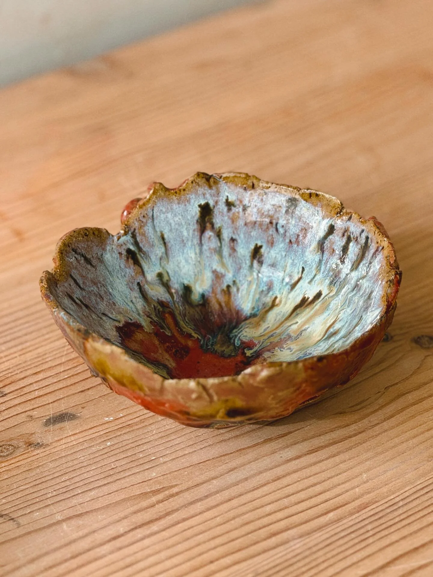 A shallow bowl makes the perfect vessel for a minimalist California floral arrangement. 
.
Meadow rue, Tree Poppy, Mallow, Clarkia, Alumroot @mami_natives 
.
Glaze notes
inside: Weeping Plum, Snadragon, Chun Plum, River Birch
outside: same combo + pa