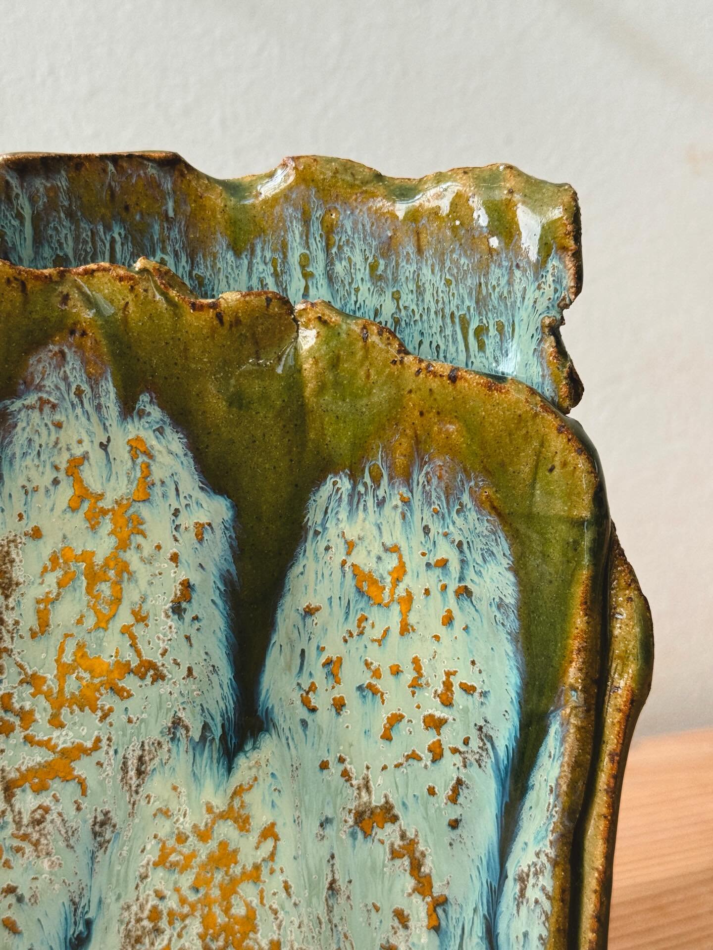 &iexcl; Ahora, este s&iacute; tiene sabor !
@amacobrent dark green + frosted melon 
.
Clarkia wildflower + Ironwood leaves @mami_natives 
.
#handbuiltceramics #vase #glazecombo #pottery #handmade