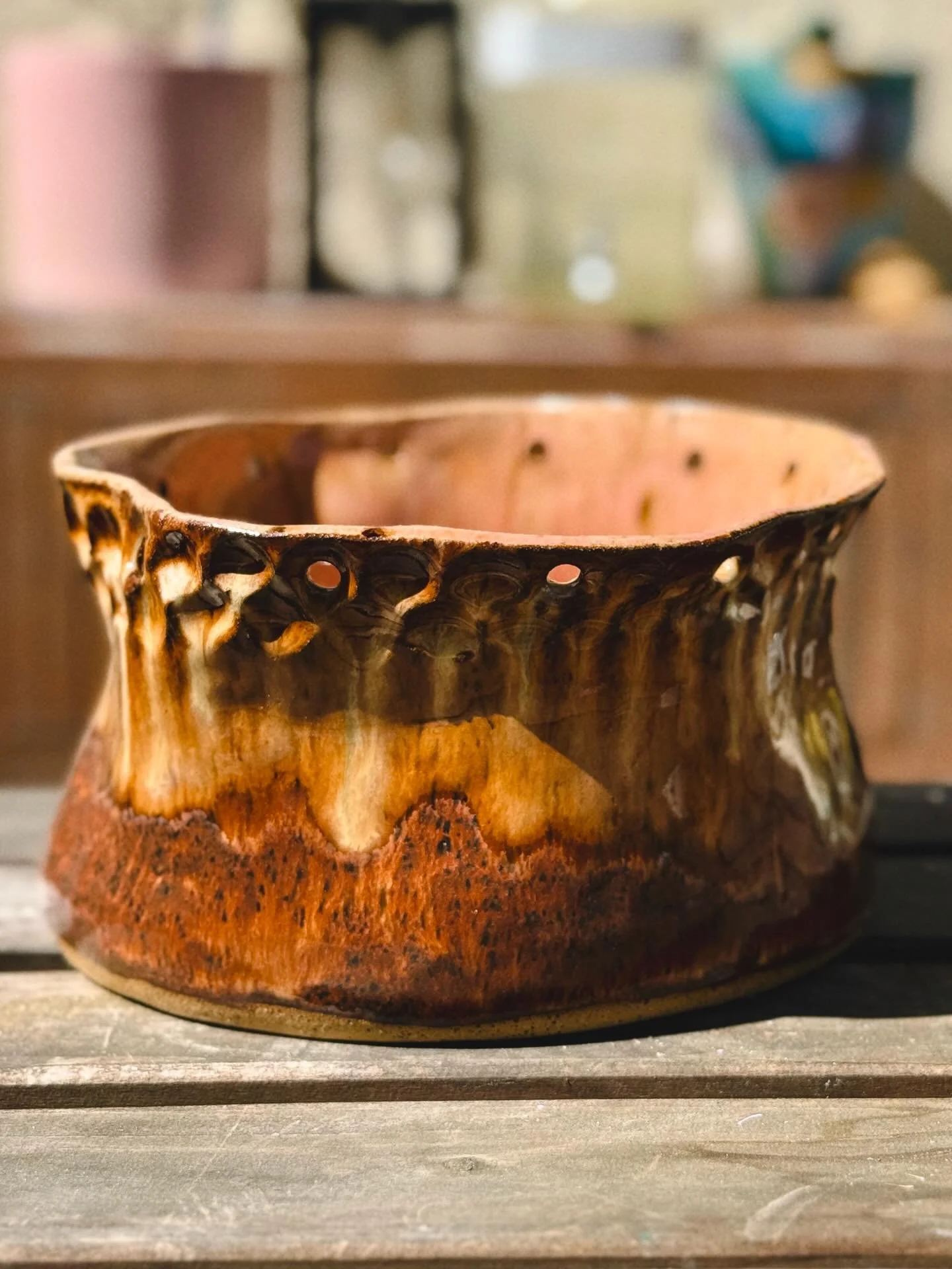 La princesa 💕 
.
petal pink 2x inside
weeping plum 2x inside top
amaryllis 1x inside
albany slip brown 3x outside
honey flux 2x outside top
.
#Pottery #HandbuiltPottery #Planter #Glaze #Philodendron