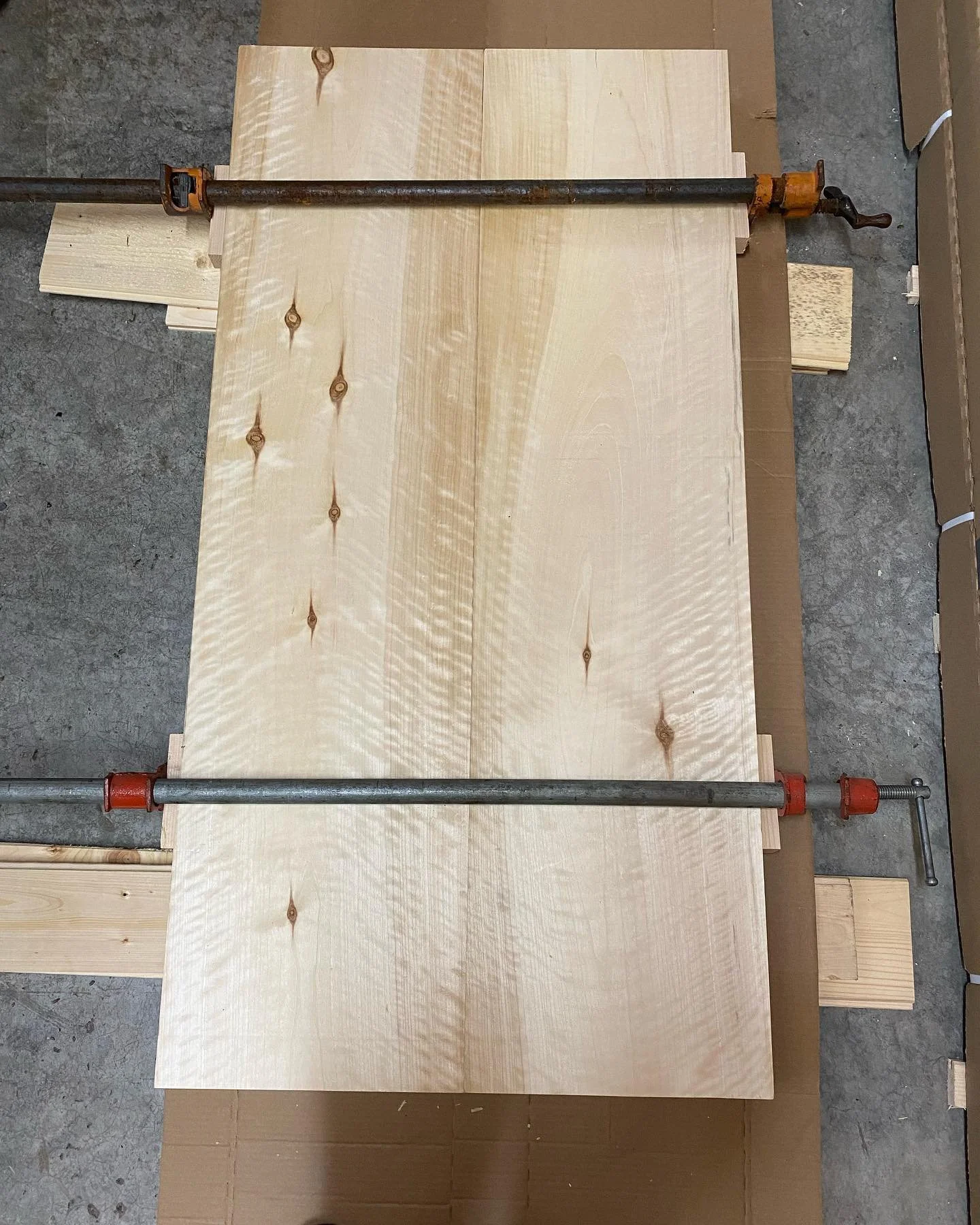 🌳🌲🪵🪚🔨 
Le petit projet des derniers jours.

Du pin rouge et du tremble que j&rsquo;ai abattu et sci&eacute; moi m&ecirc;me. De l&rsquo;arbre jusqu&rsquo;au meuble, je suis pas mal content du r&eacute;sultat (presque) final. ☺️ 
🌳🌲🪵🪚🔨