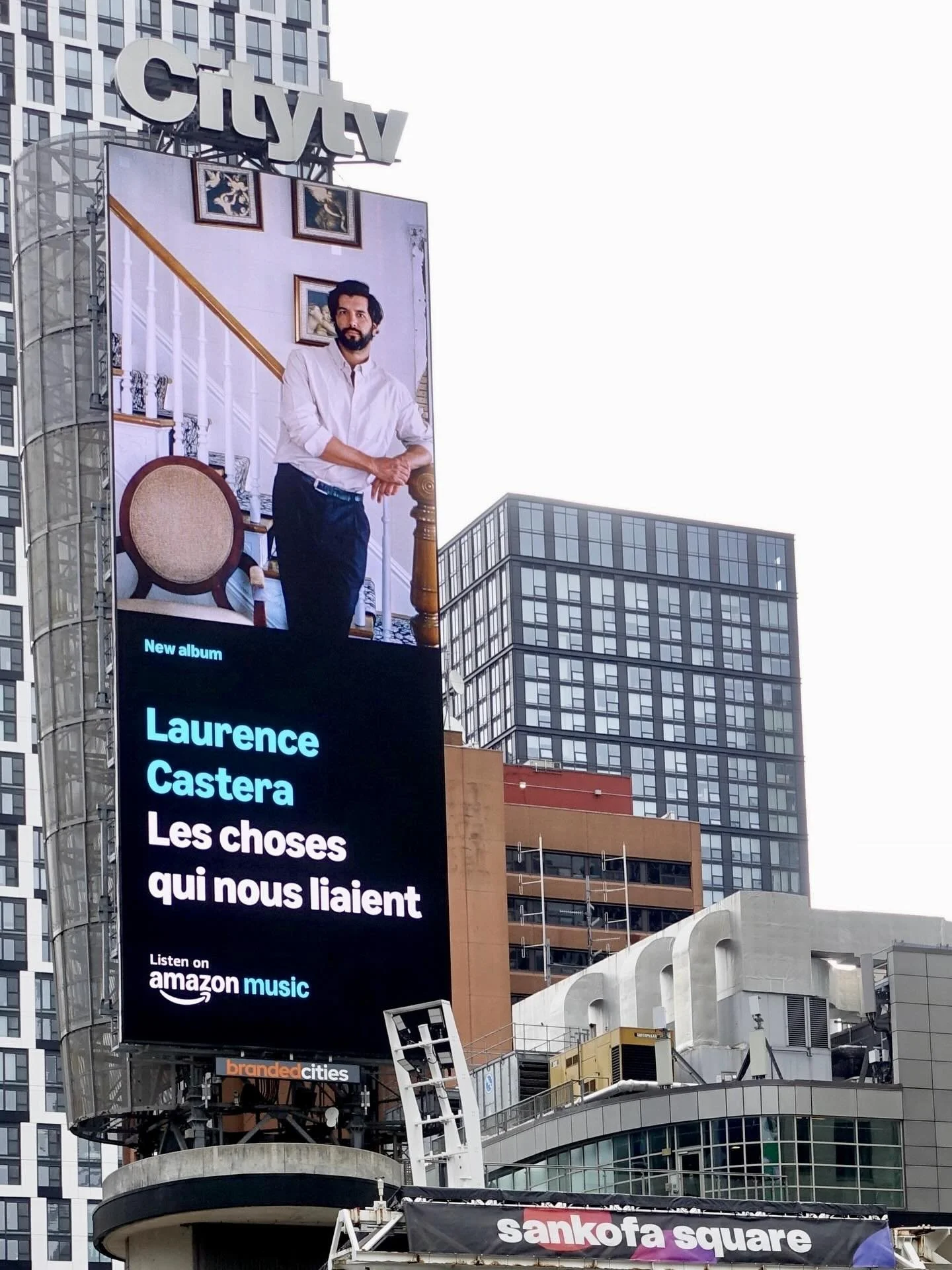 Parmi les choses incroyables qui arrivent depuis les quelques jours de vie de mon nouvel album, y&rsquo;a cette folle opportunit&eacute; de voir ma face au centre-ville de Toronto!

Gigantesque merci &agrave; @amazonmusiccan pour &ccedil;a! 🙏🏼❤️

P