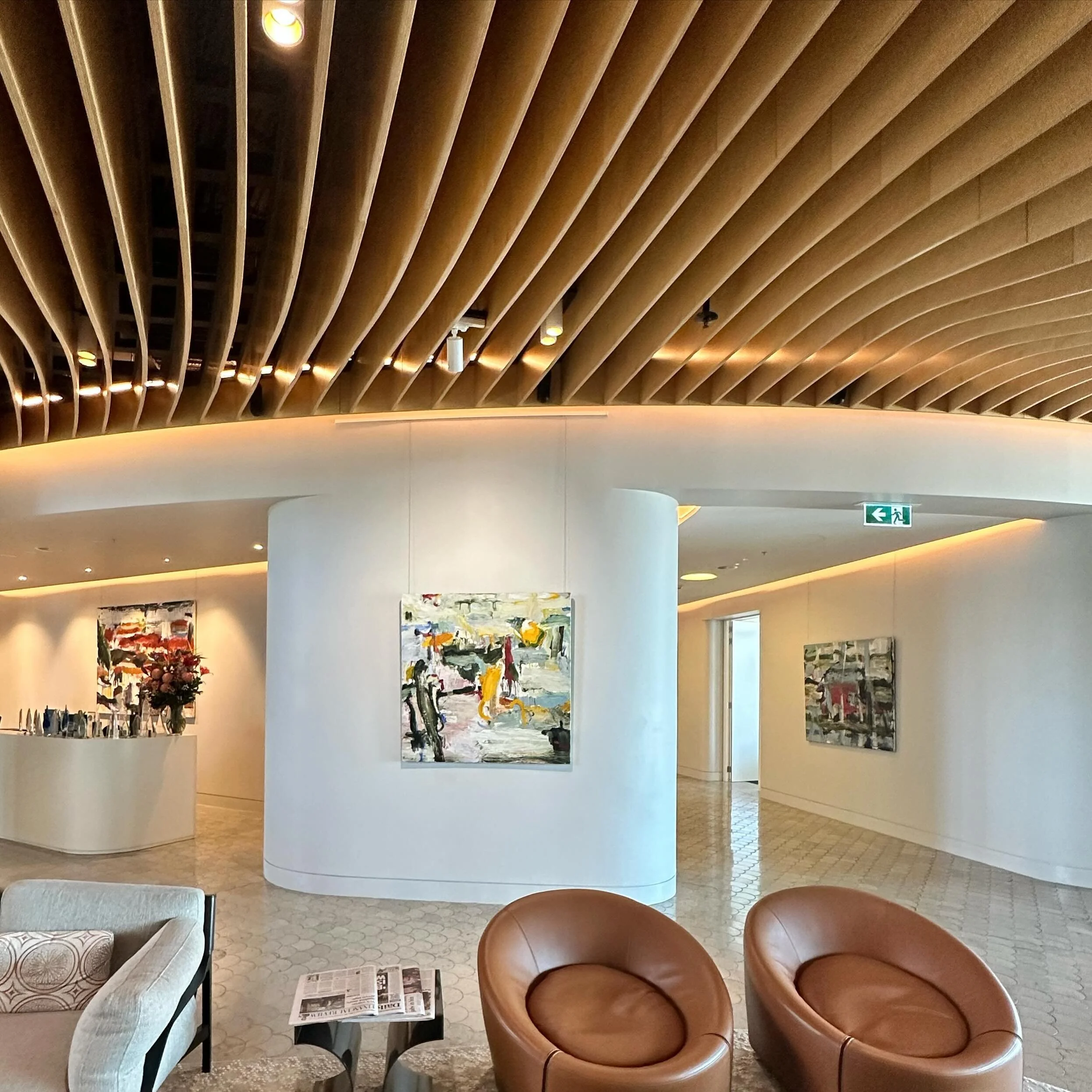 Dramatic @ann.thomson exhibition #claytonutzartpartnership @claytonutz @defiancegallery #333artprojects