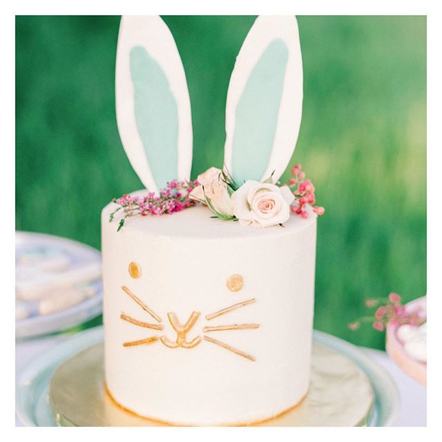 &ldquo;Hoppy&rdquo; Saturday! 
@b.r.sweets created this magical bunny cake for us and we could hardly HANDLE the cuteness! Come on, those gold whiskers!✨🐰✨
&bull;
&bull;
&bull;
#easterparty #easterdecor #easterbrunch #easteregghunt #merimeri #easter