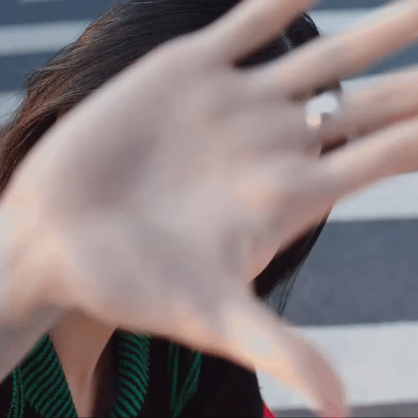 Maybelline_COLOR STRIKE_CUT_clip2sm.gif