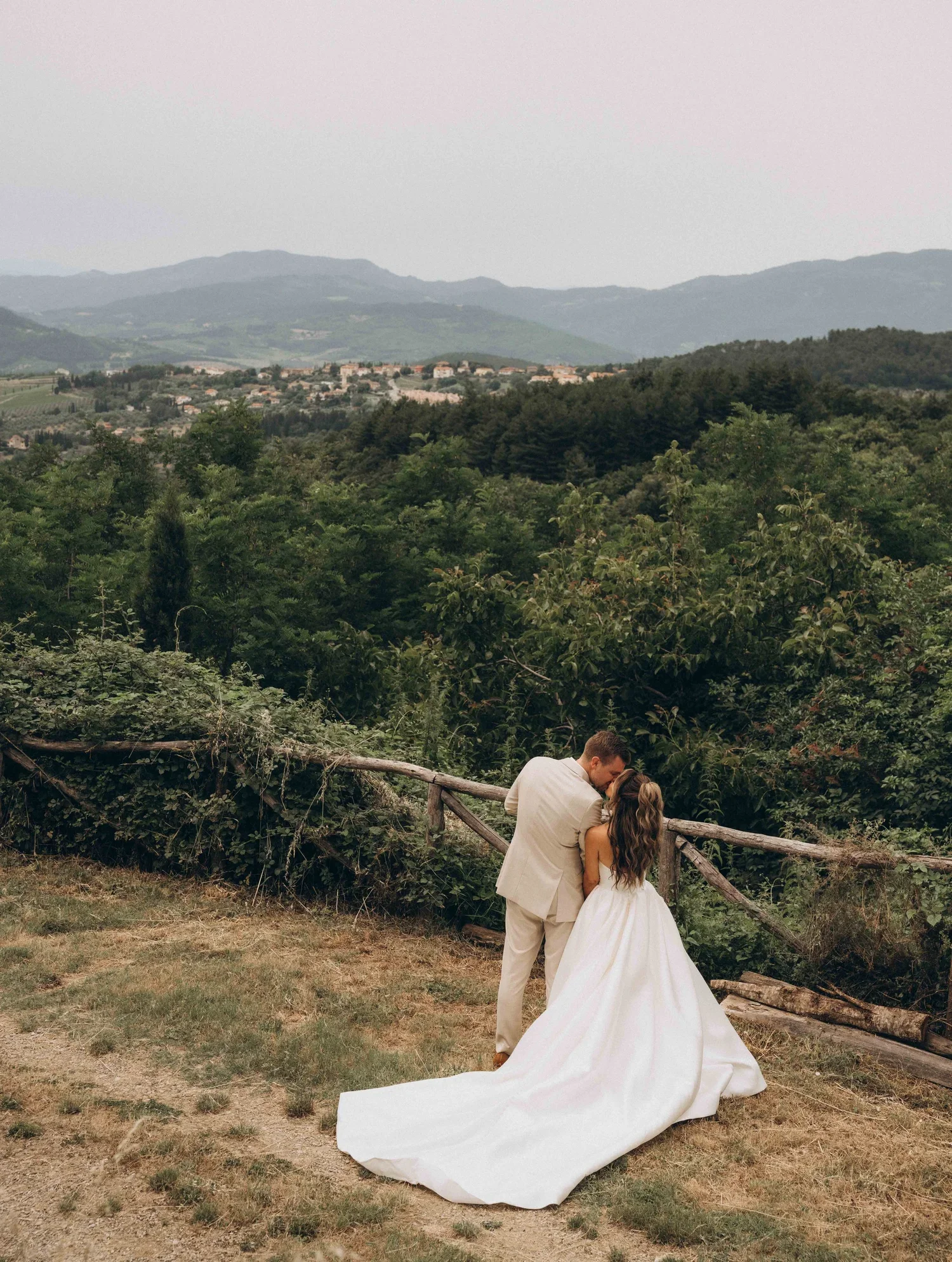 Italy_Tuscany_Wedding+photography_luxury+destination_castle_hills+valley_victor+rusu-13.jpg.webp
