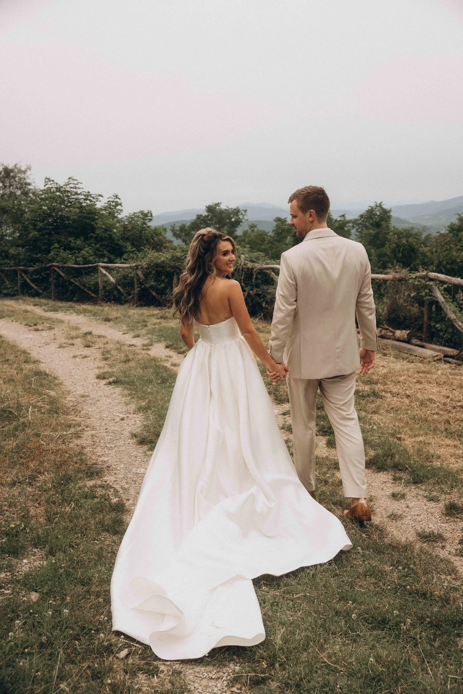 Italy_Tuscany_Wedding+photography_luxury+destination_castle_hills+valley_victor+rusu-14.jpg.webp