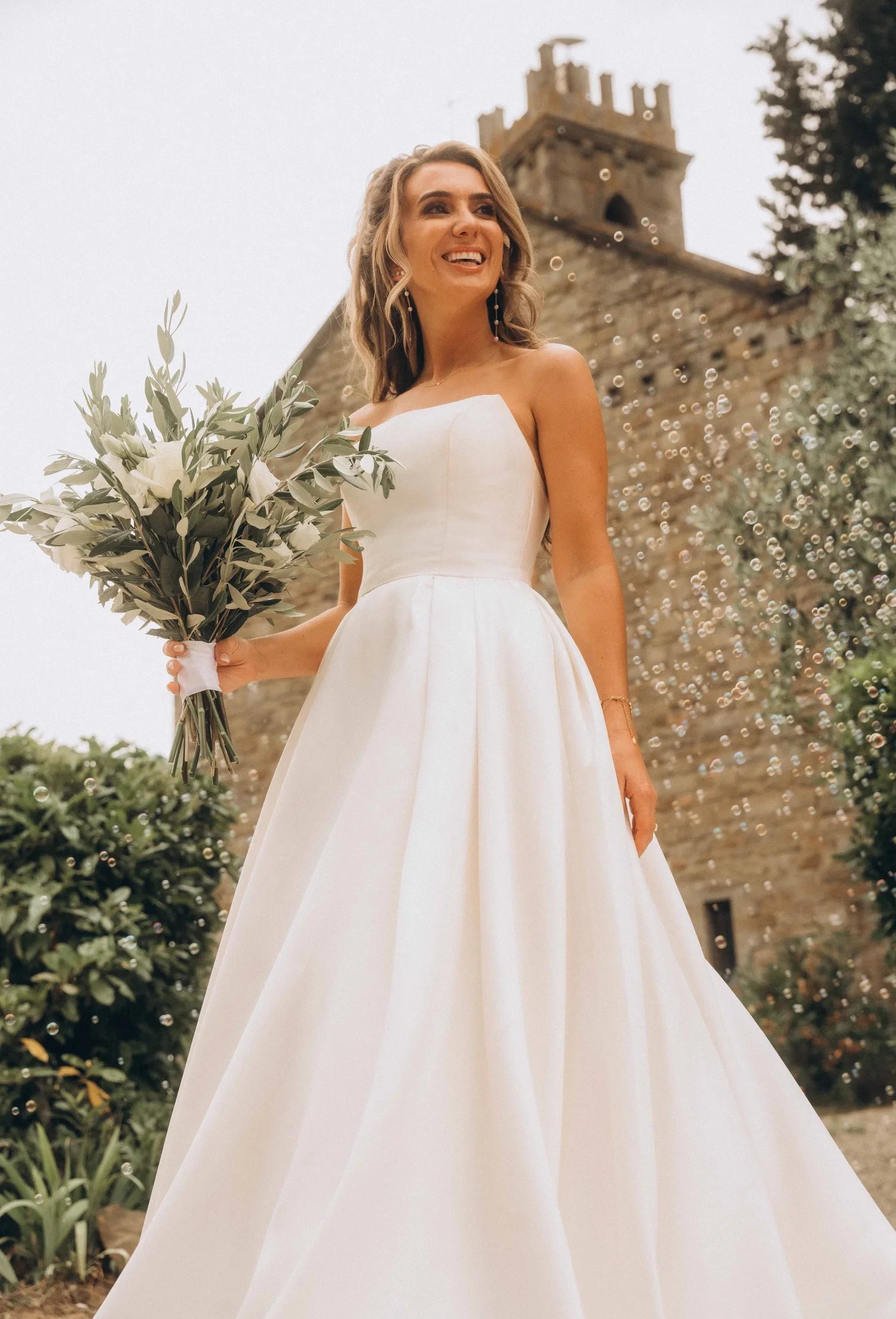 Render_Italy_Tuscany_Wedding+photography_luxury+destination_castle_hills+valley_victor+rusu-5.jpg.webp