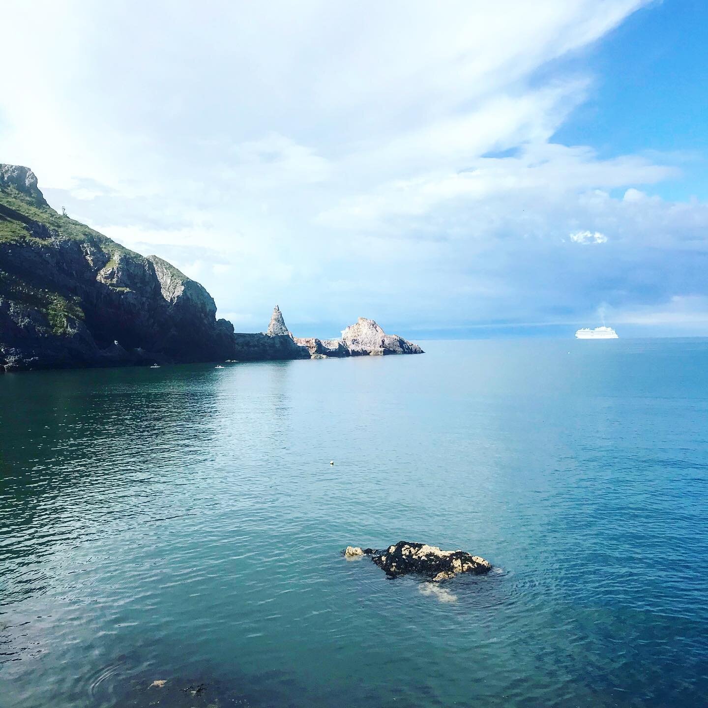 Monday&rsquo;s post work swimming spot, supplemented with @emergingvinesuk Little Waddon Col Fondo 🤤 
Cheers @tommygrims @tomwedgery22 
#devon