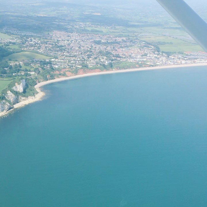 Flying along the Devon coast, before heading inland to spot Rob&rsquo;s vineyards @castlewoodwines 📷5) and Harriet @robinwyldedining and ending the day with a swim in the sea 
 

Thanks @dunkeswell_aerodrome 
#devon #devonbeaches  #beerdevon #southd