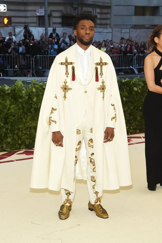 Chadwick Boseman was one of the few men who followed the theme and I was aboslutely here for it! I especially like the emblishments on his cape.