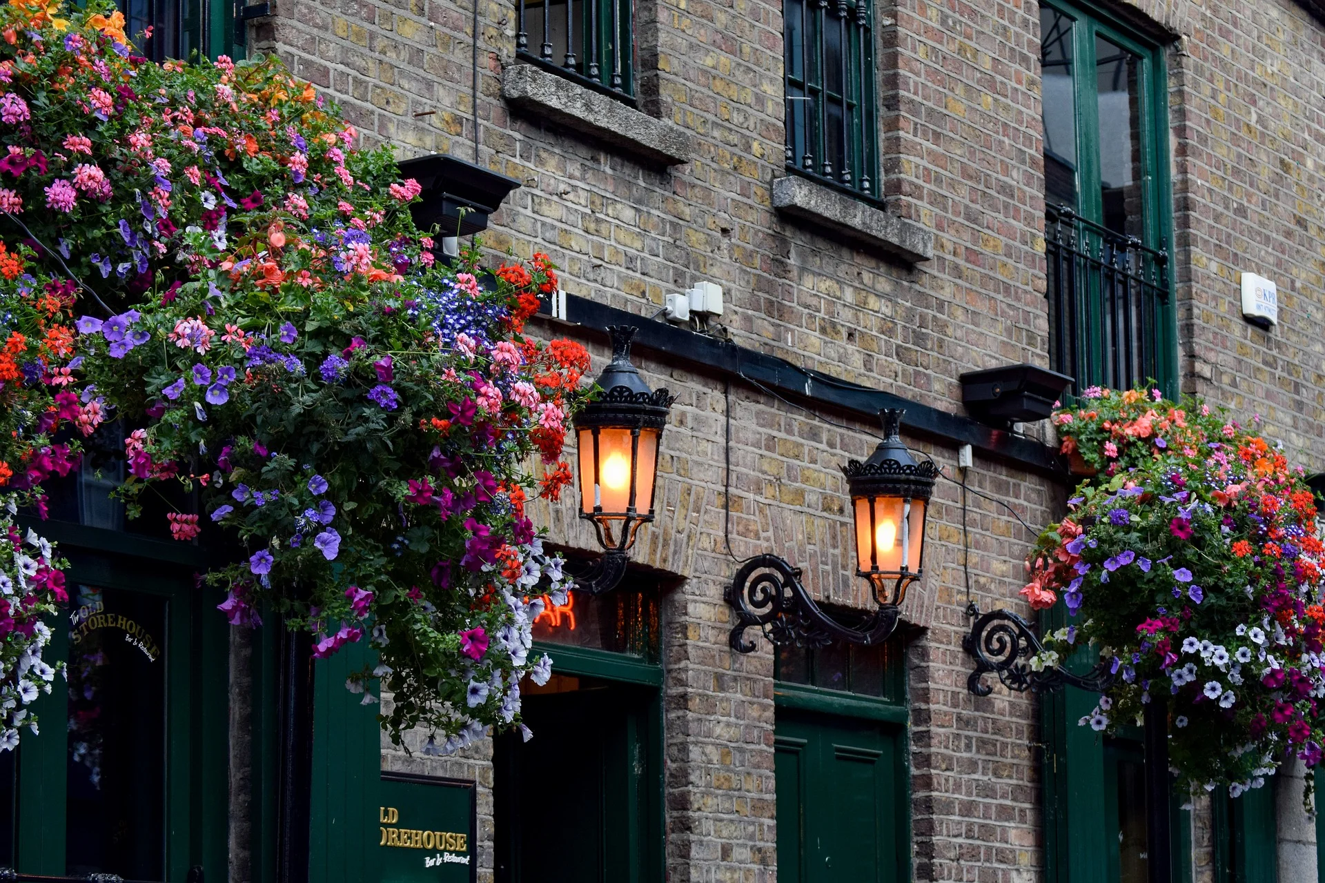 pub-2539603_1920.jpg
