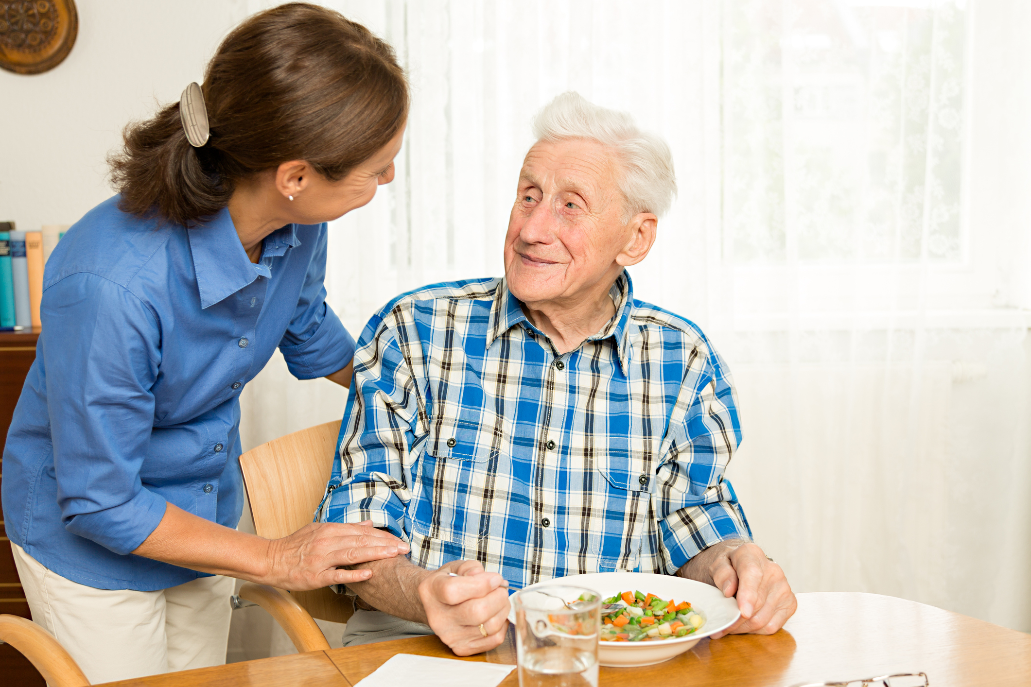 Уход за престарелым родственником. Забота о стариках. Общение с пожилыми людьми. Пожилые люди. Разговор с пожилым человеком.