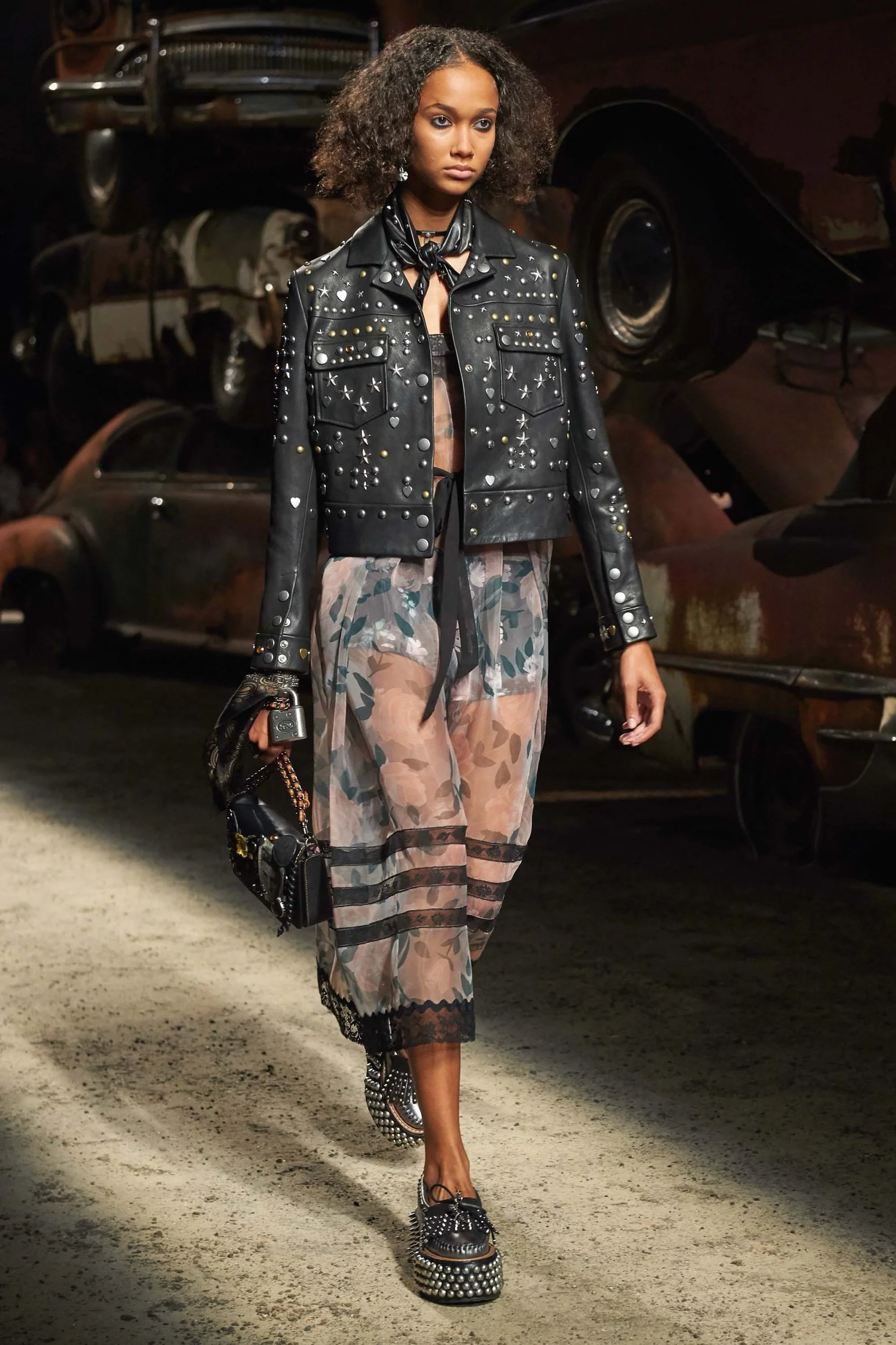 Associate Fashion Designer – Outerwear & Merchandising Assistant Strategy Team - SS I 2018 Designer de Moda Associada – Outerwear & Assistênte do Timede Estratégia de Merchandising - SS I 2018 Coach | 2017 – 2018, Nova York, EUA