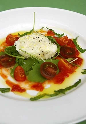 the perfect tomato and mozzarella salad