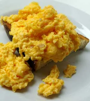scrambled eggs with smoked salt