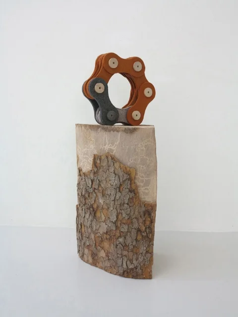    Fall Chain,&nbsp;   2013 | Felt, thread and wooden spools | Object:  ø&nbsp; 25 cm | Galerie Christinger De Mayo, Zürich  