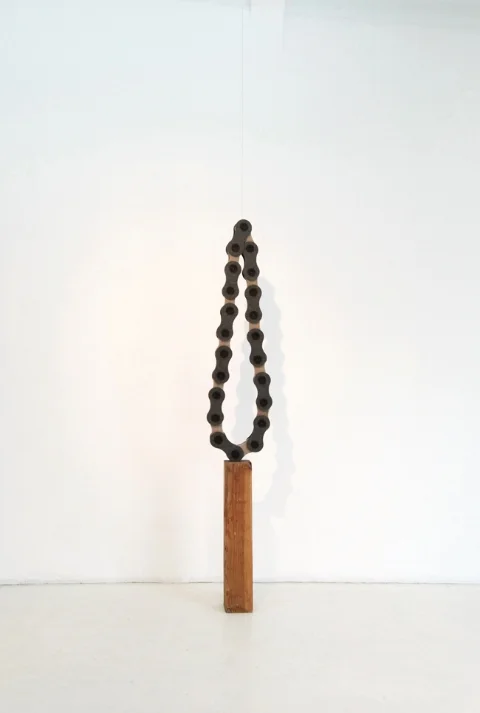    Cadena hechiza,&nbsp;   2013 | Felt, wooden spools, wood beam and nails | 134 x 34 x 6.5 c  m | Die Ecke Arte Contemporáneo, Santiago de Chile  