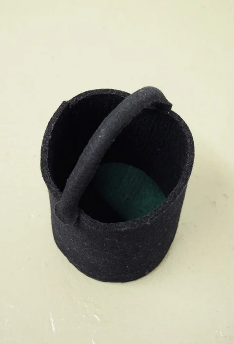    Bucket with Green Paint   , 2011  &nbsp;| Felt and thread | 15.5 x 15.5 x 28 cm     
  
 0 
 0 
 1 
 13 
 76 
 03334-010-0110005-02830 
 1 
 1 
 88 
 14.0 
  
  
 
  
    
  
 Normal 
 0 
 
 
 
 
 false 
 false 
 false 
 
 EN-US 
 JA 
 X-NONE 
 
 