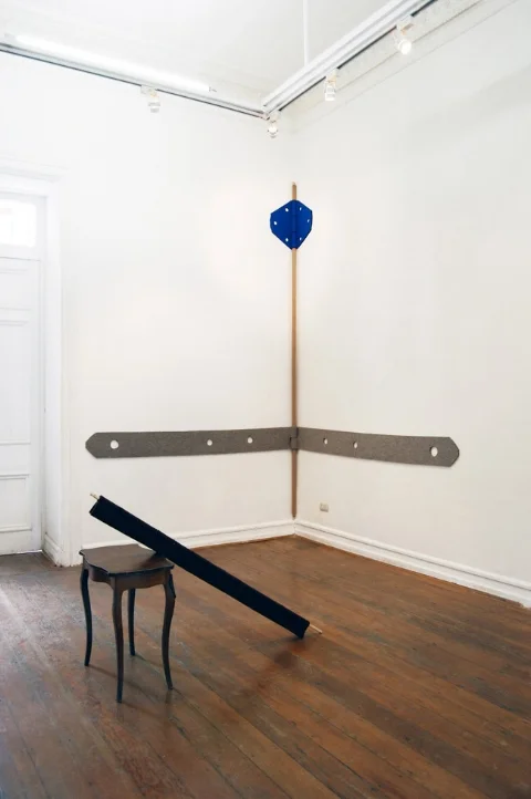   Installation view>> &nbsp;   Quilópodo sobre mesa   , 2012   &nbsp;   with   &nbsp;    Gray and Electric Blue Hinge , 2012 |&nbsp;  Casa E, Valparaíso &nbsp;    