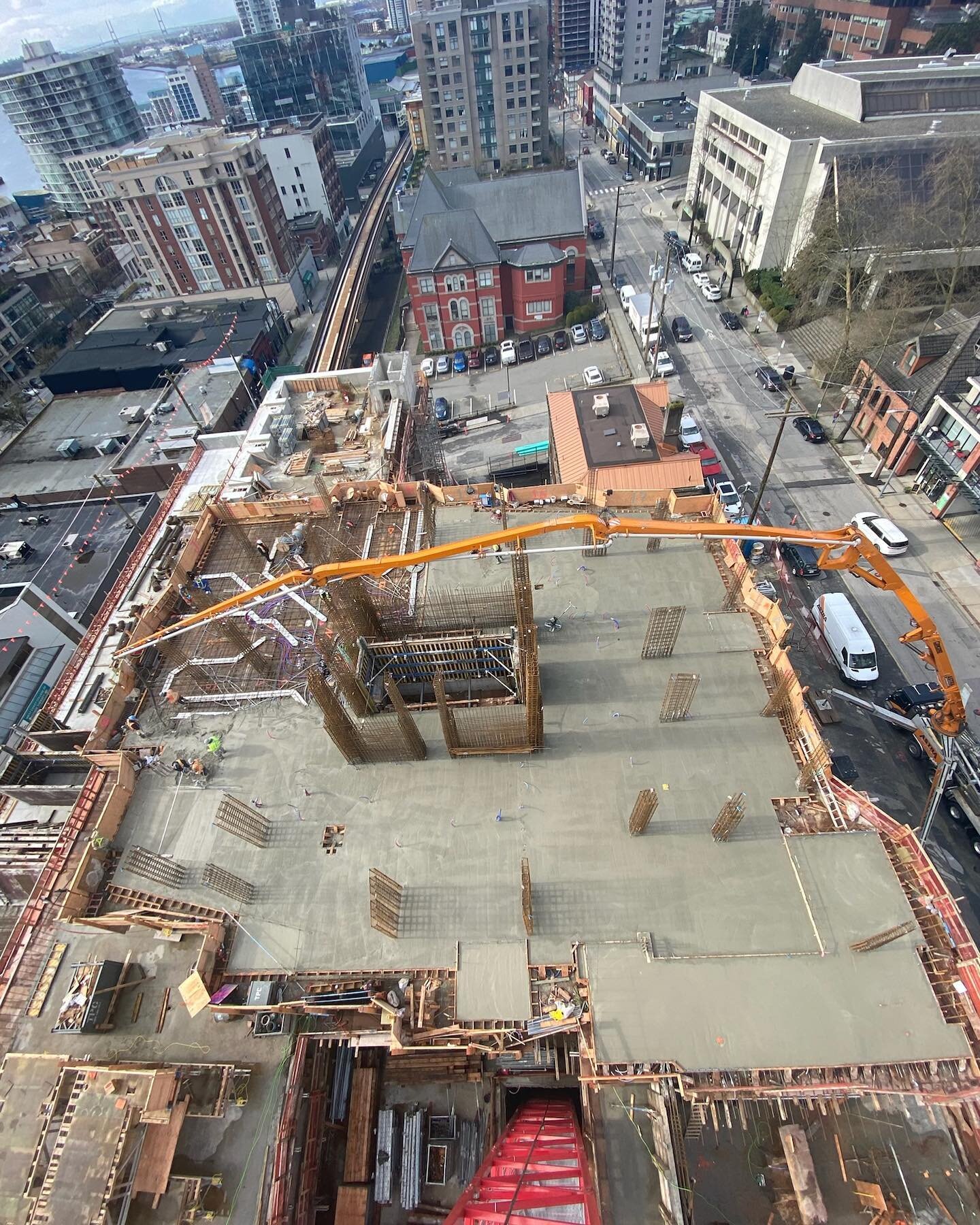 TBT: Back to March 2022 working at 618 Carnarvon St, New Westminster for @twopillarsgroup 

#concretepumping #56mpump #concrete #construction #teamwork #concreteplacing #concretefinishing #newwest