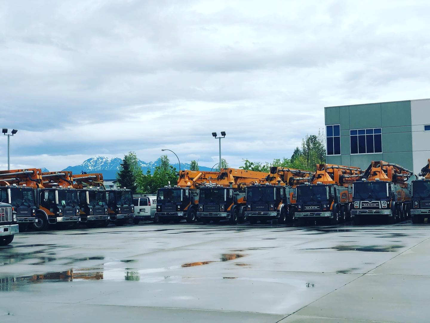 TBT to a Sunday in 2020 with the pumps in the yard

#concretepumping #concrete #concordpumps #portcoquitlam