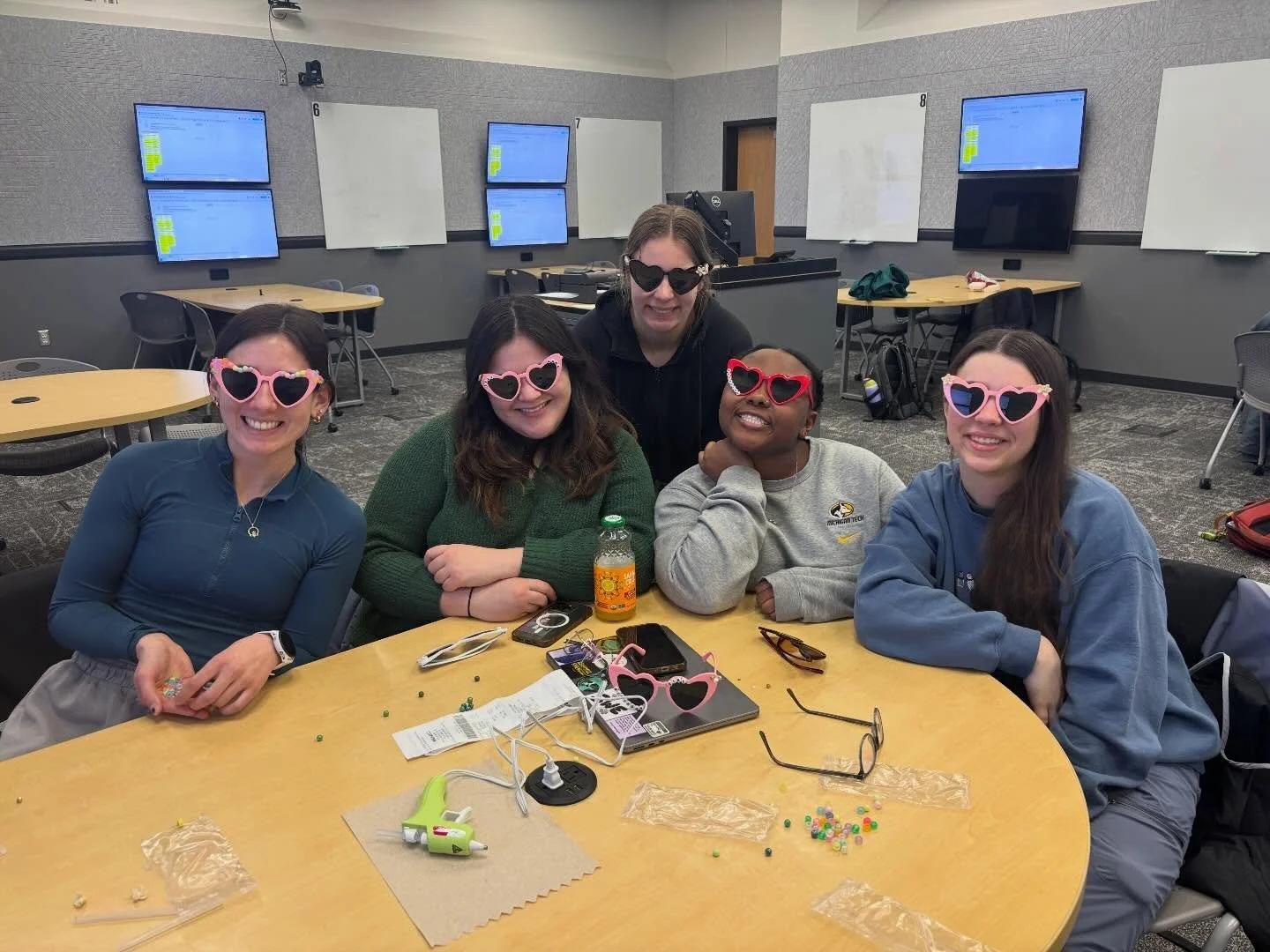 Just some gorgeous ladies making some gorgeous glasses. A great event and an amazing time!