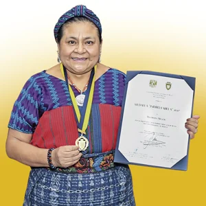 Menchú after receiving an award (Francisco Parra)