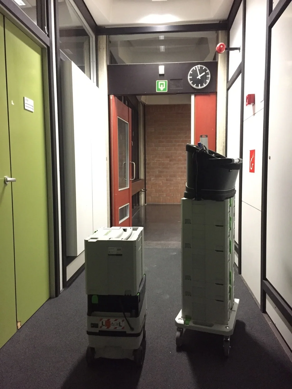 And time to move everything again. Through a maze of hallways, stairs, galleries, buildings, in and out of the car. Every door with a door closer that resembles a bear trap. Every gallery with hurdles for doorsteps. Streets paved like giant cheese graters. It's insanity!