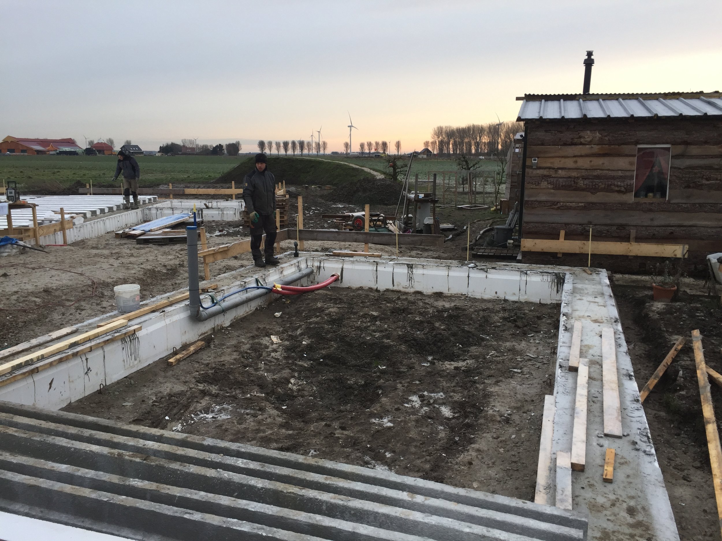 The floor combines prefab joists for tension and a layer poured in situ for pressure.