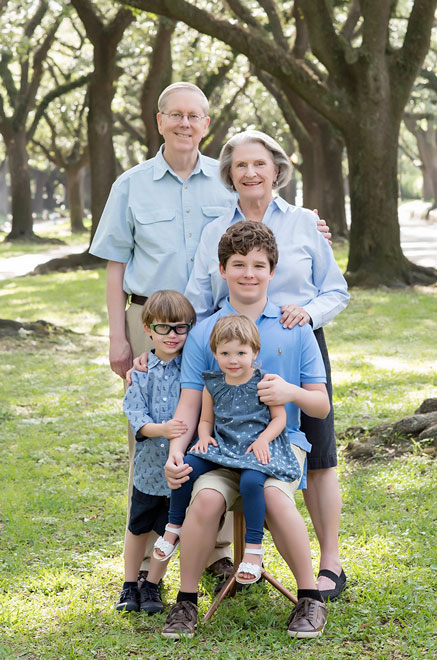 Grandparents-with-Grandkids-Wearing-Blue-on-South-Blvd-The-Heights-Photographer.jpg