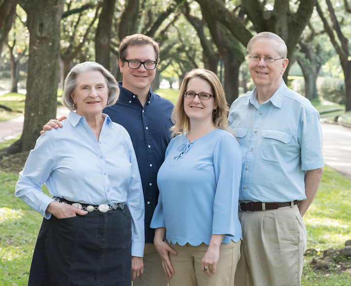 Parents-Kids-Wearing-Blue-Shirts-Photos-South-Blvd-Photography.jpg