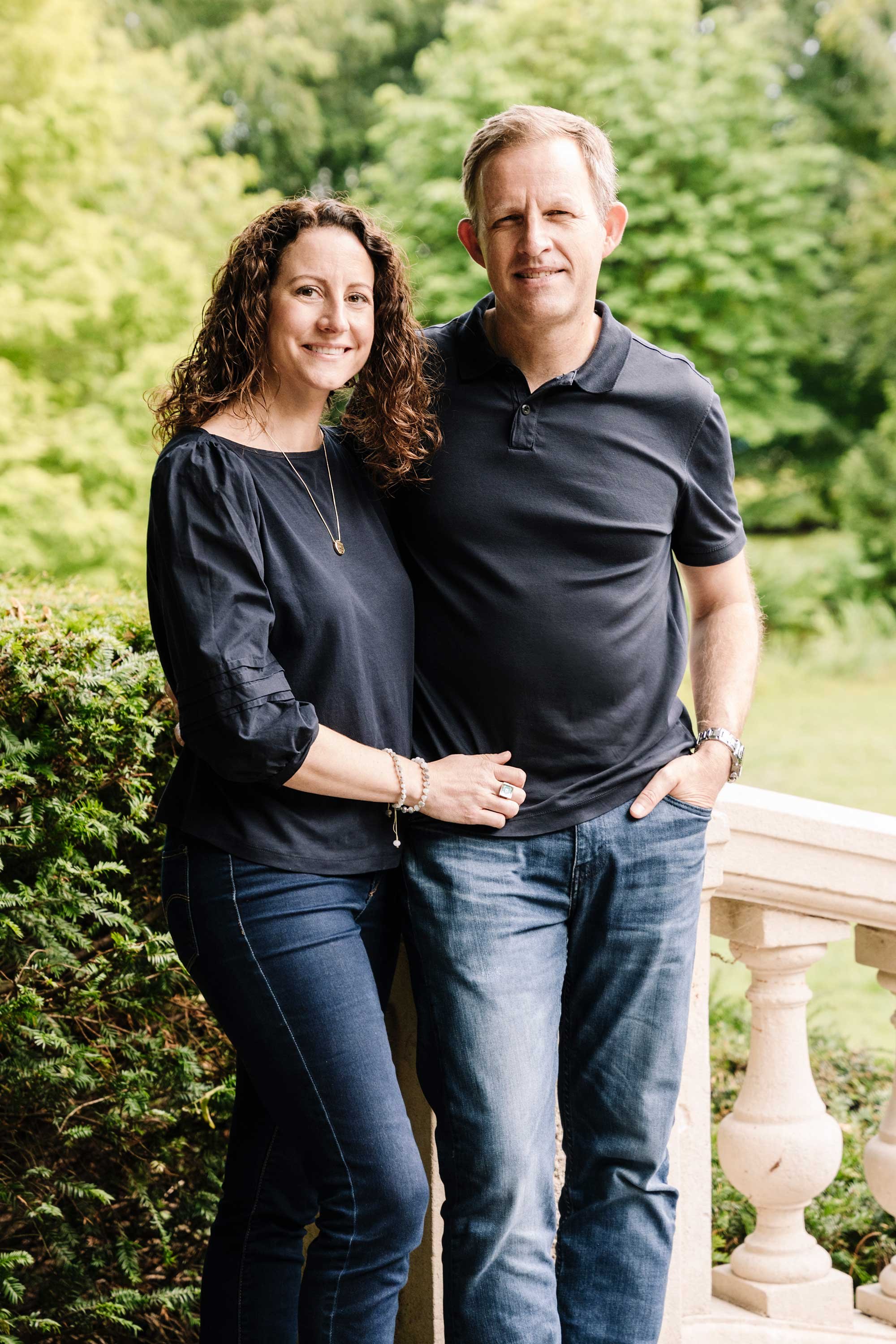 A husband and wife standing together for a photo in a garden in Wassenaar. 