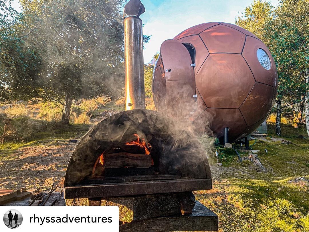 Cooking and eating outdoors - is always fun, and tastes so good even if the final result is sprinkled with that extra bit of charcoal topping. Loved watching this series of how to cook pizza in style from Rhys and Niccola at the Earth Conker which si