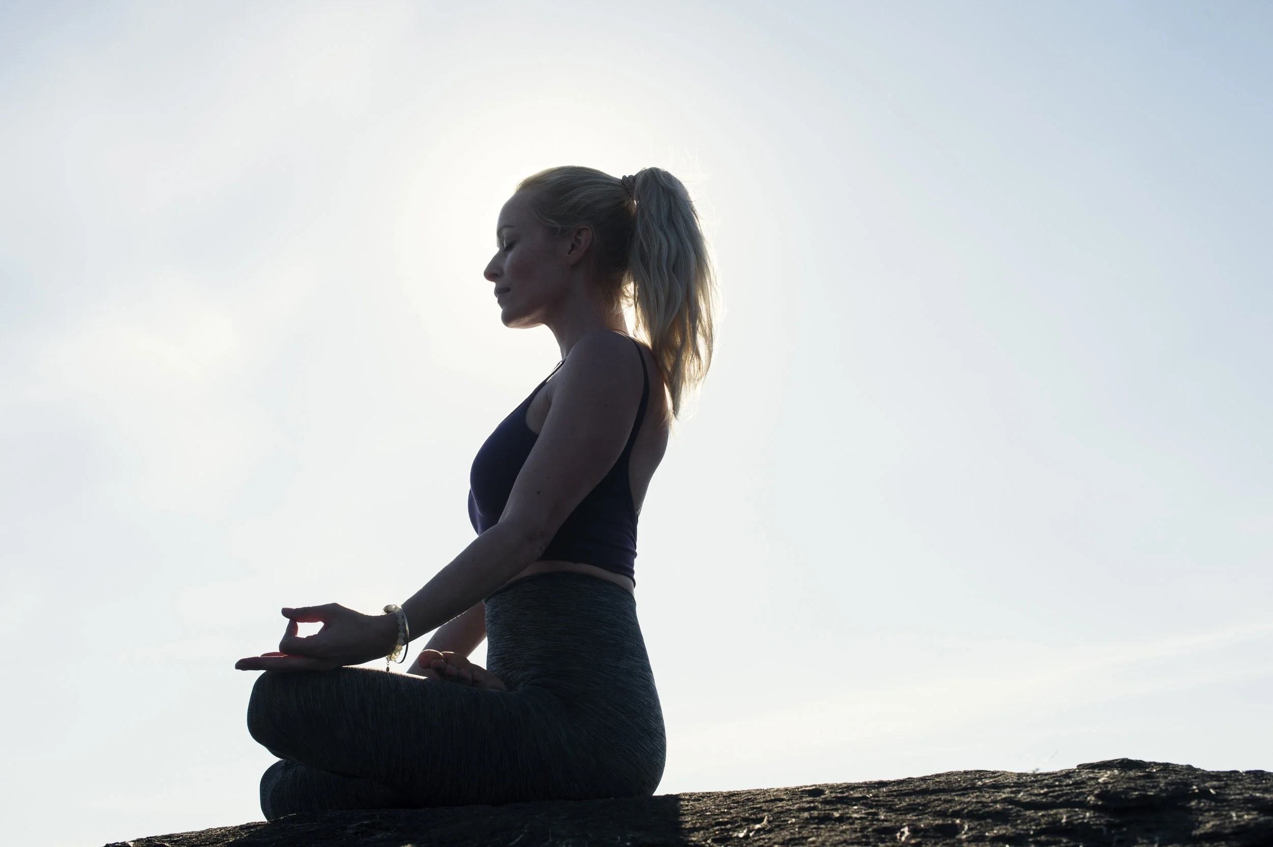 Sitter på en knaus og mediterer i Padmasana -Lotus Foto: Anita Hamremoen