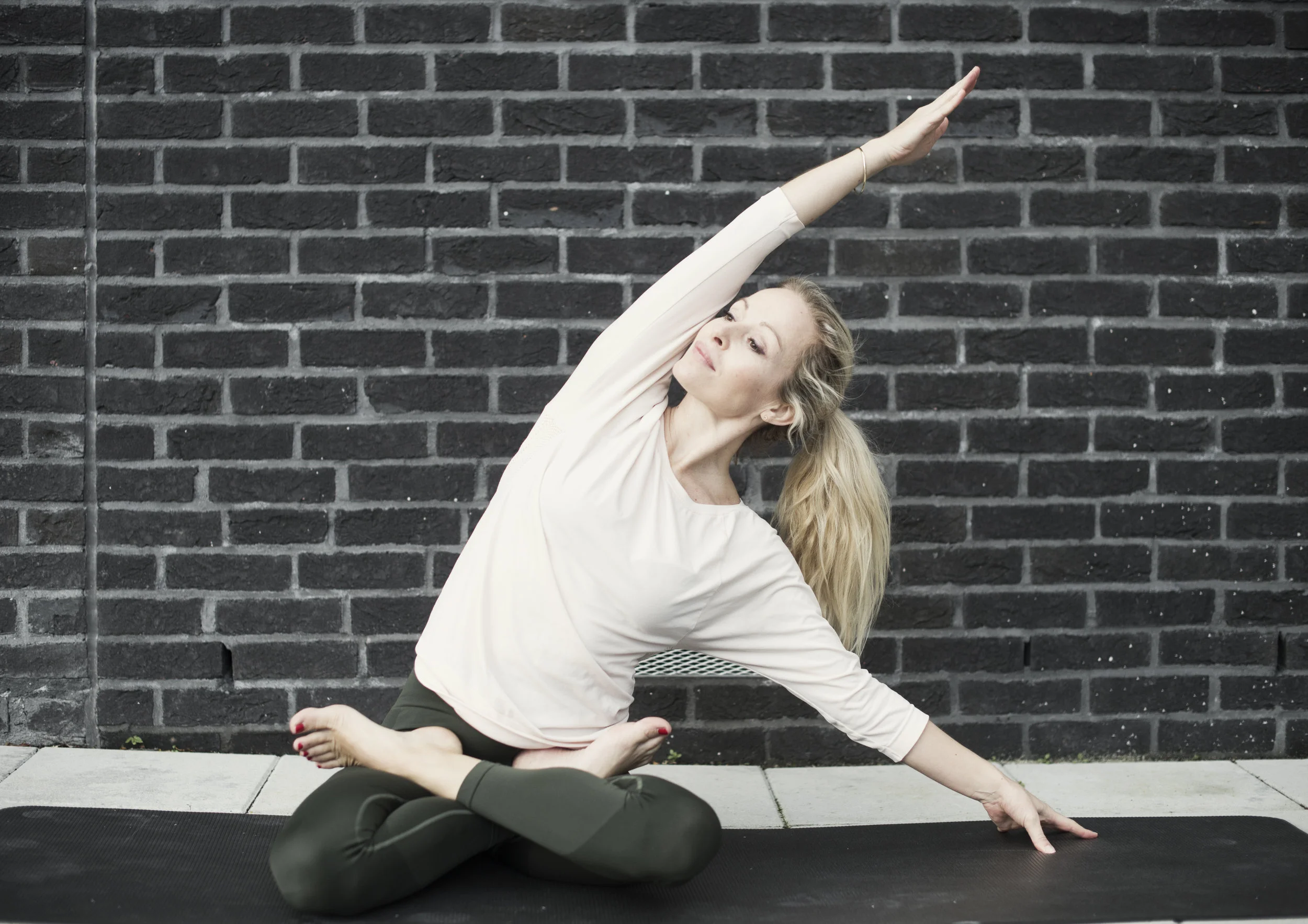 Parsva Sukhasana- Easypose med sidestrekk. Effekter: Strekker nakken, skuldrene, ryggen, øvre skrå bukmuskler samt åpner hoftene. Denne Stillingen roer også sinnet og kan hjelpe mot stress og uro.