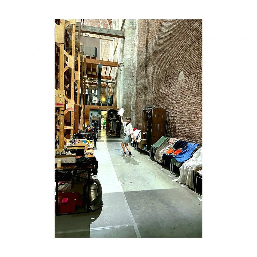 Greetings from backstage! Prepping Vlaemsch show II tonight in this impressive church of Veere 👘⛪🎼🎭 #supervisorcostumes. Job satisfaction 💓 bij @eastman_dancecompagny  @sidilarbicherkaoui.  #theatercostumes #miseensc&egrave;ne #wardrodedressers #