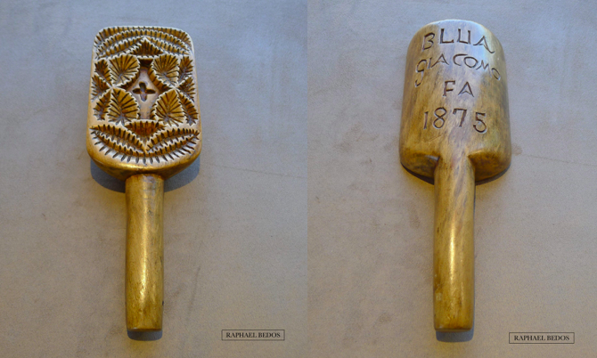 4Plaque à beurre sculptée très en creux de feuillages nervurés. "BLUA GIACOMO FA 1875", ( Italie, H 25 cm)