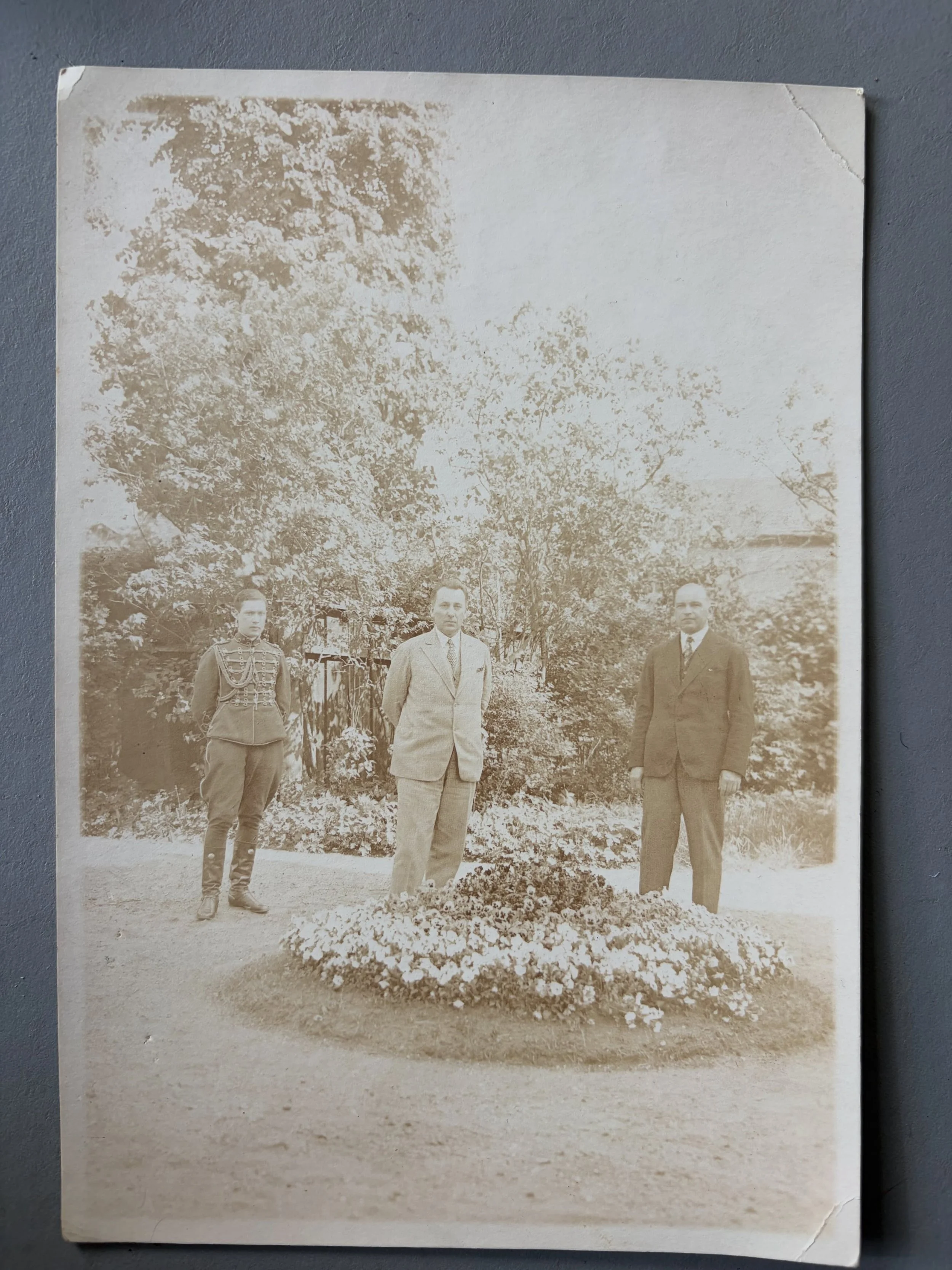 P&otilde;nev leid! 

Vanade fotode vahelt leidsin nimekaardid ja pildi Paul Adolf Lillest, kelle riigivanem Konstantin P&auml;ts 1933. aastal kutsus valitsuse kaitseministriks.

1937. aastal nimetati see ametikoht &uuml;mber s&otilde;jaministri ameti