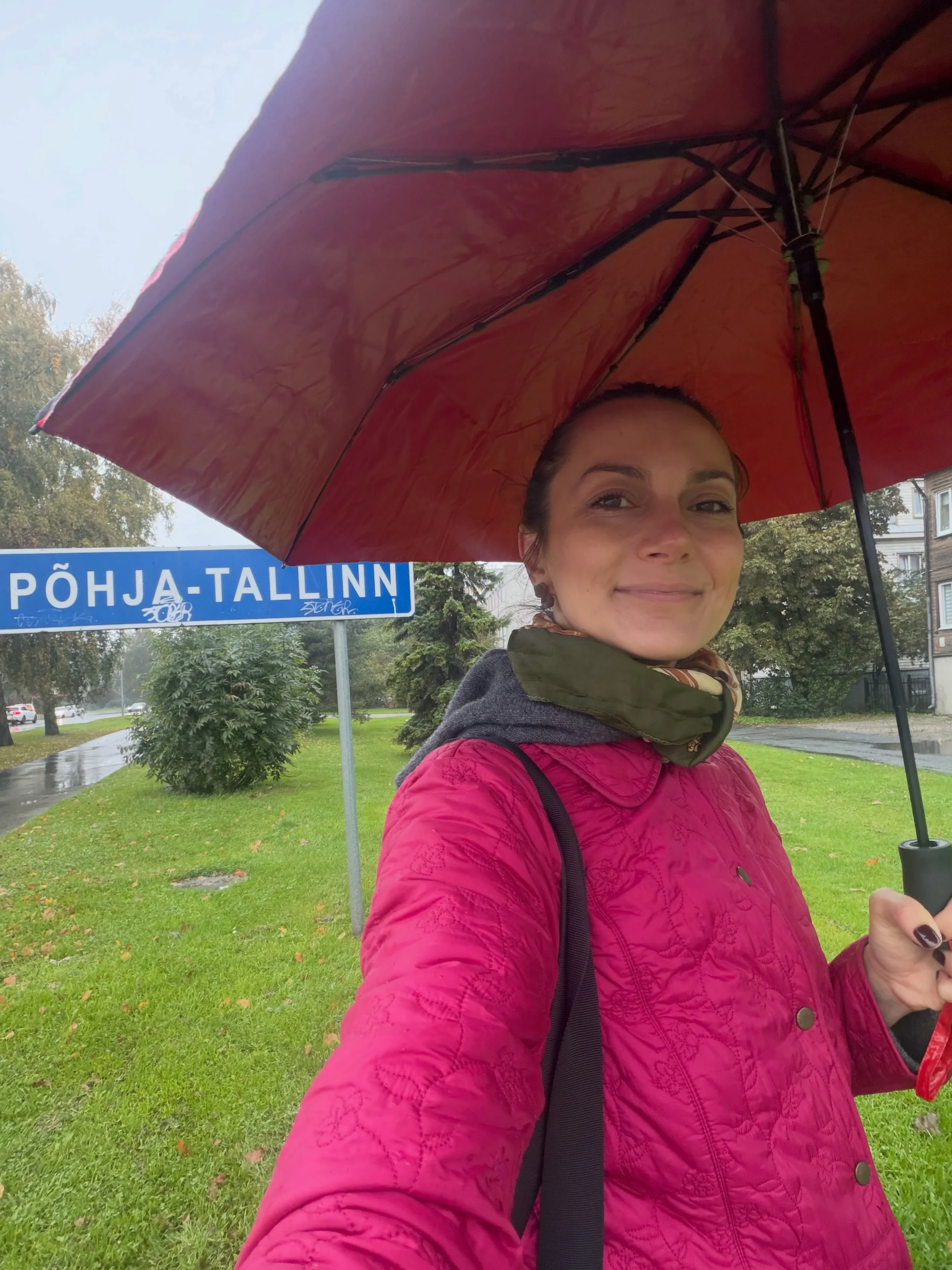 Tegime Tipsuga vihmases P&otilde;hja-Tallinnas tiiru ja viisime &otilde;petajatele traditsioonilised Sotsiaaldemokraatide punased pastakad. 

Head &otilde;petajate p&auml;eva‼️

#&otilde;petajatep&auml;ev
