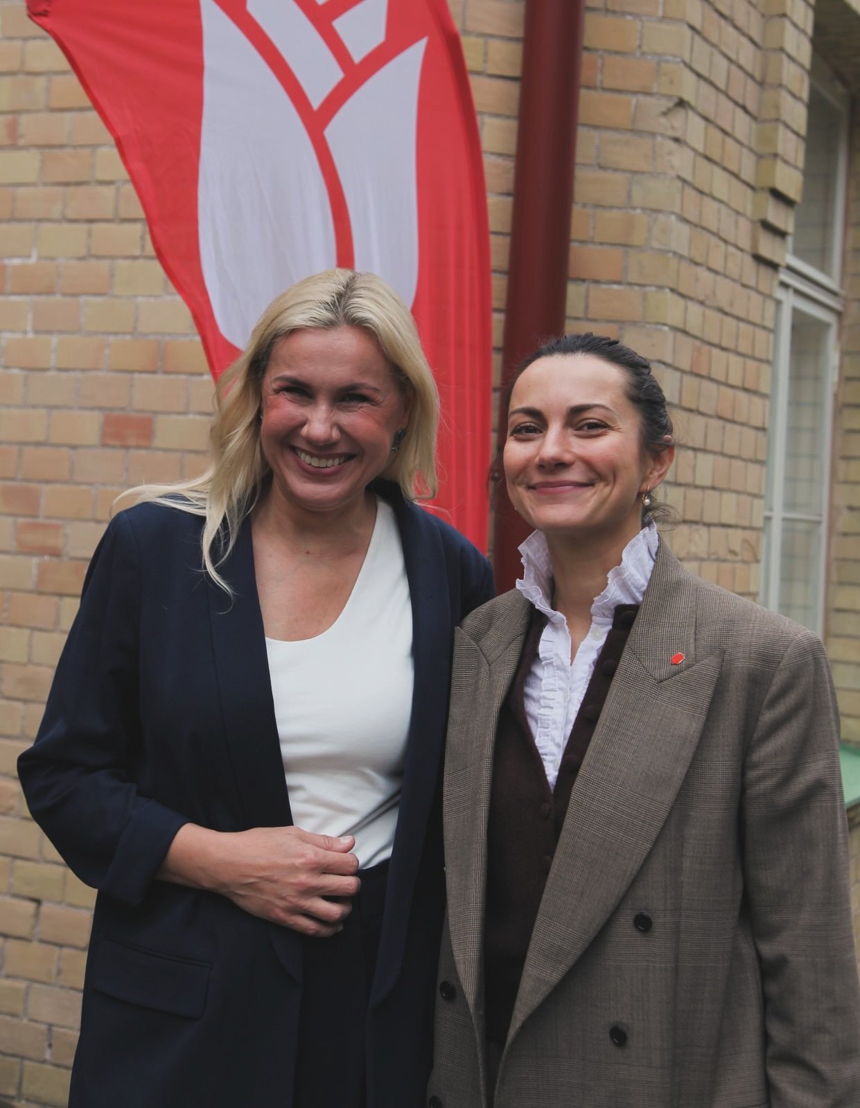 Tere tulemast sotsiaaldemokraatide tiimi, Kadri Simson! 🌹

Kadri oli mulle eeskujuks juba siis, kui ma noore naisena poliitikat veel k&otilde;rvalt j&auml;lgisin. Seet&otilde;ttu teeb tema liitumine mulle ka isiklikult suurt r&otilde;&otilde;mu. N&u