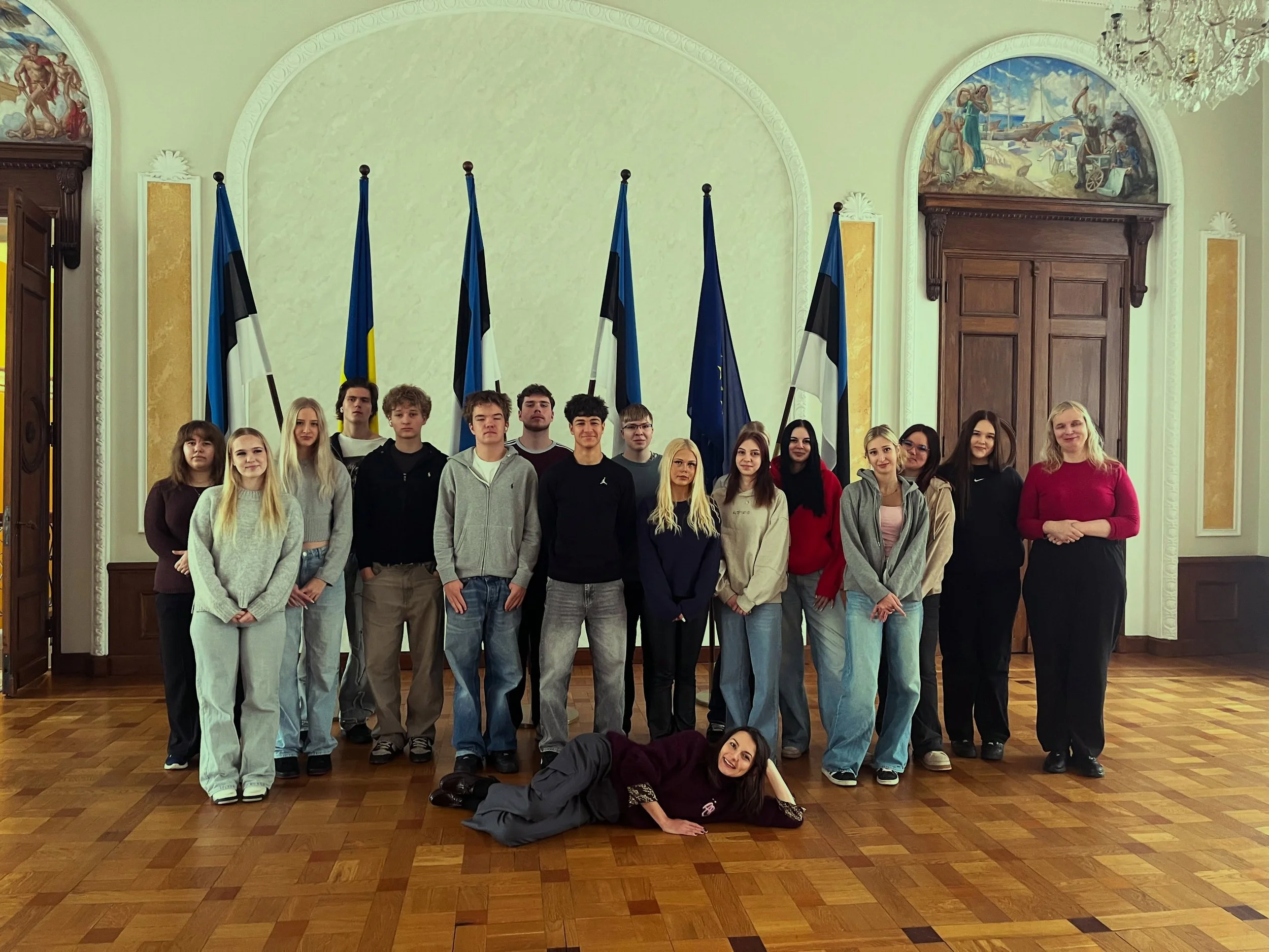 AVARA Majandus- ja Teeninduskolledži &otilde;pilased k&auml;isid Riigikogu t&ouml;&ouml;ga ja Toompea lossiga tutvumas. Nad t&otilde;id mulle kingituseks soolase juustukringli. Selle s&otilde;ime lastega kodus &auml;ra 😋