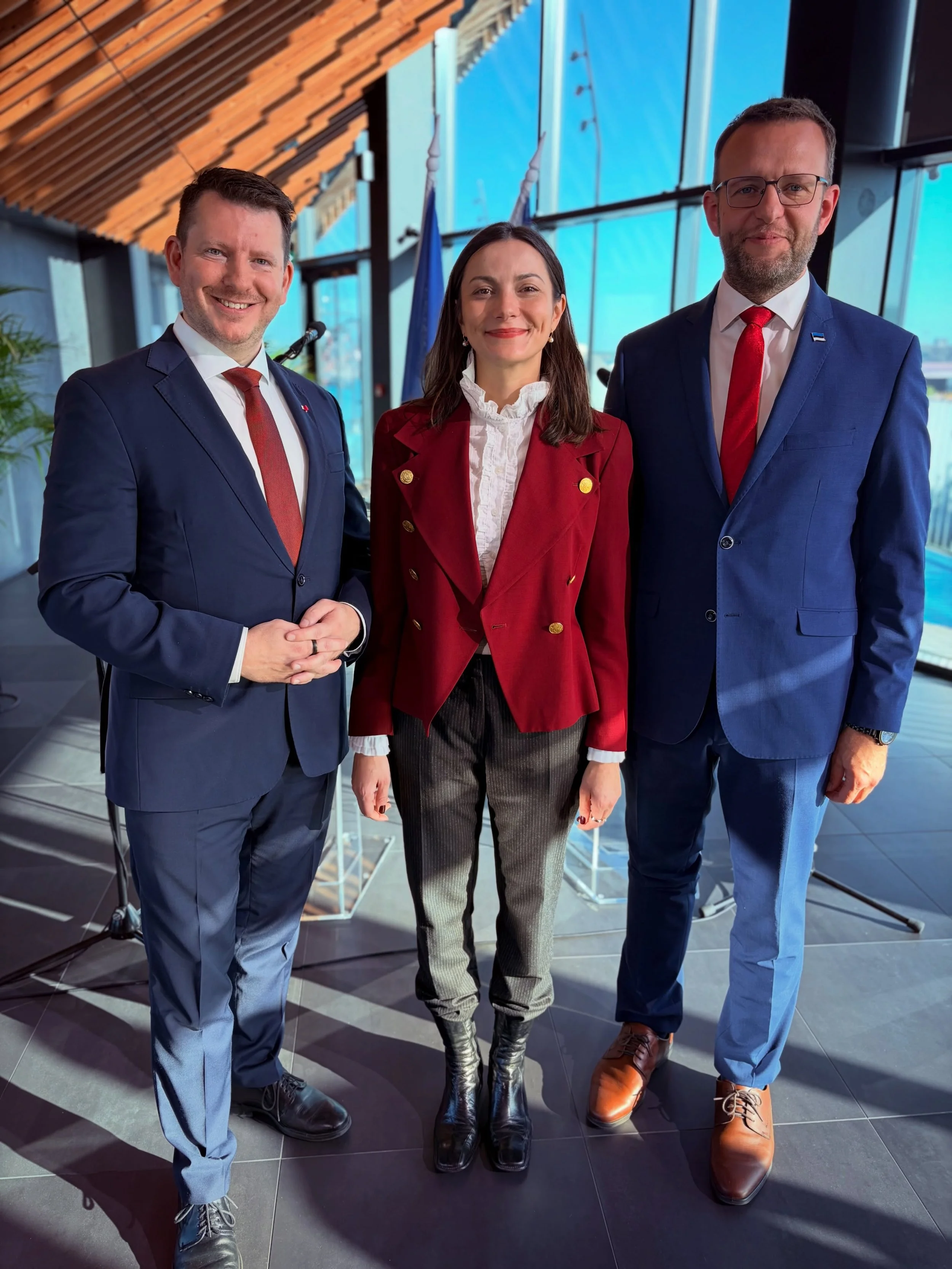 Julged valikud viivad edasi! ❤️

Siiralt hea meel, et Jonatan otsustas liituda sotsiaaldemokraatidega ja v&otilde;tta vastu v&auml;ljakutse saada meie peaministrikandidaadiks.

Jonatan on tark, p&otilde;him&otilde;ttekindel ja julge inimene, kelle te
