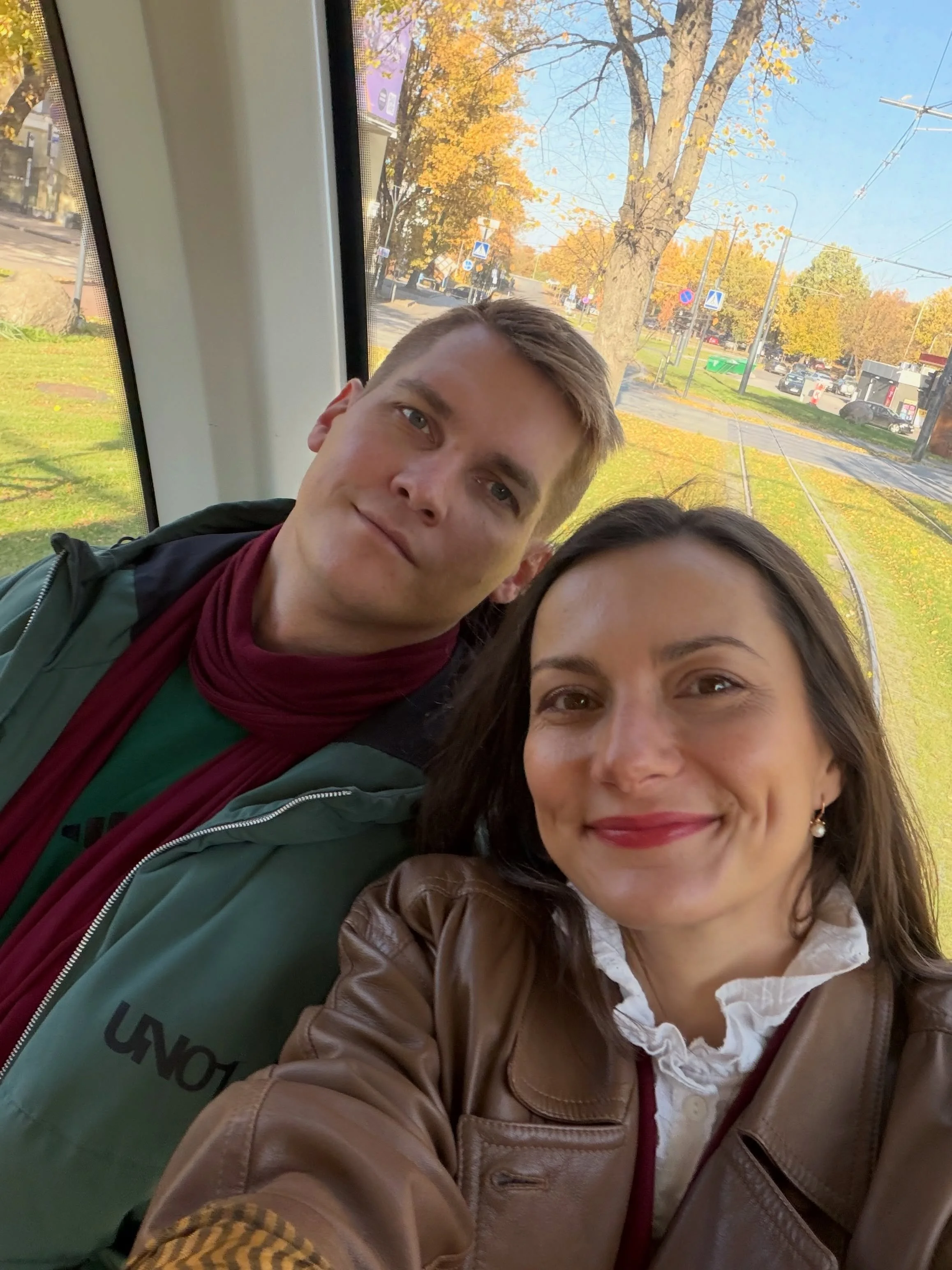 Sotsiaaldemokraadid peaministrikandidaadi pressikonverentsilt trammiga koju s&otilde;itmas. Nii see k&auml;ib!